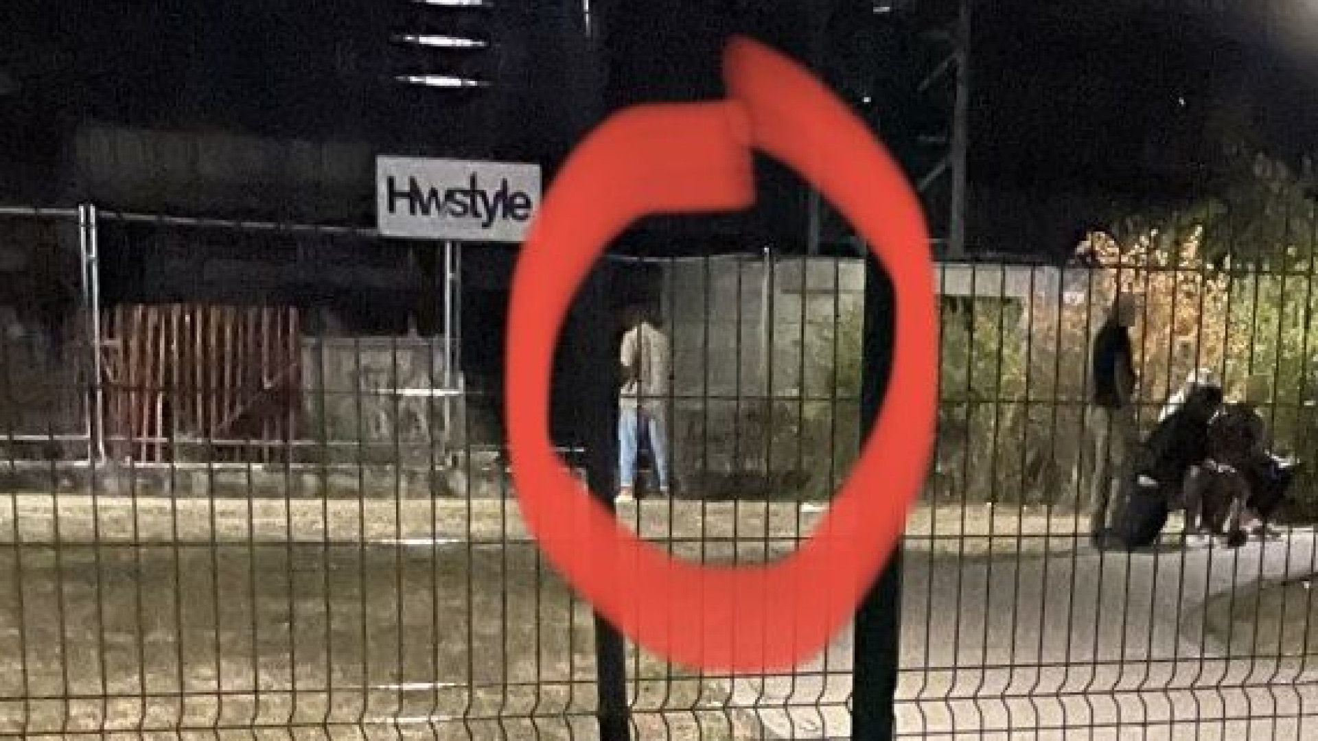 L'esasperazione dei residenti: "Giardini della Baia del Re usati come latrina"