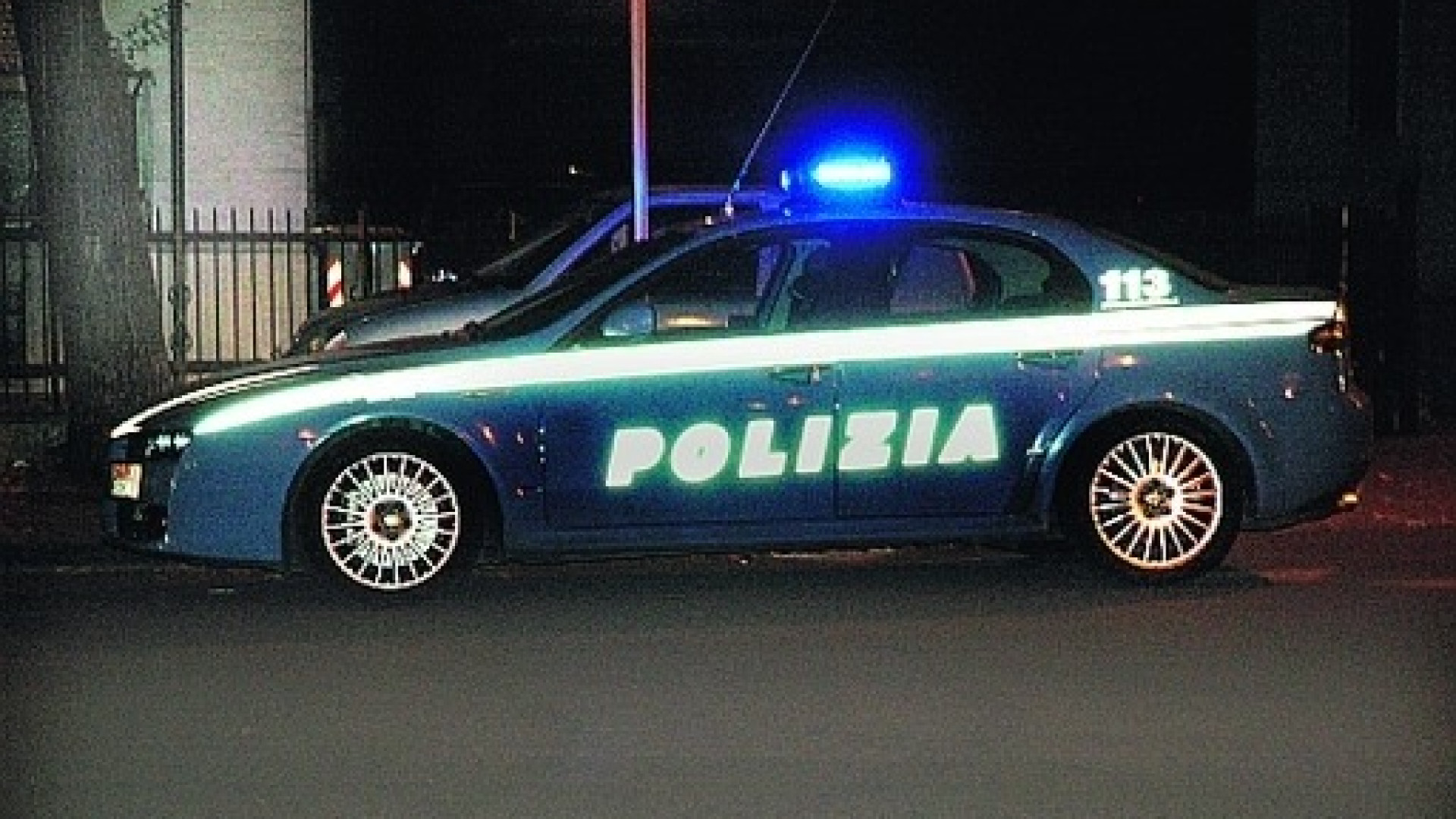 Distruggono la toilette della discoteca, ventenne ubriaco li fa scappare