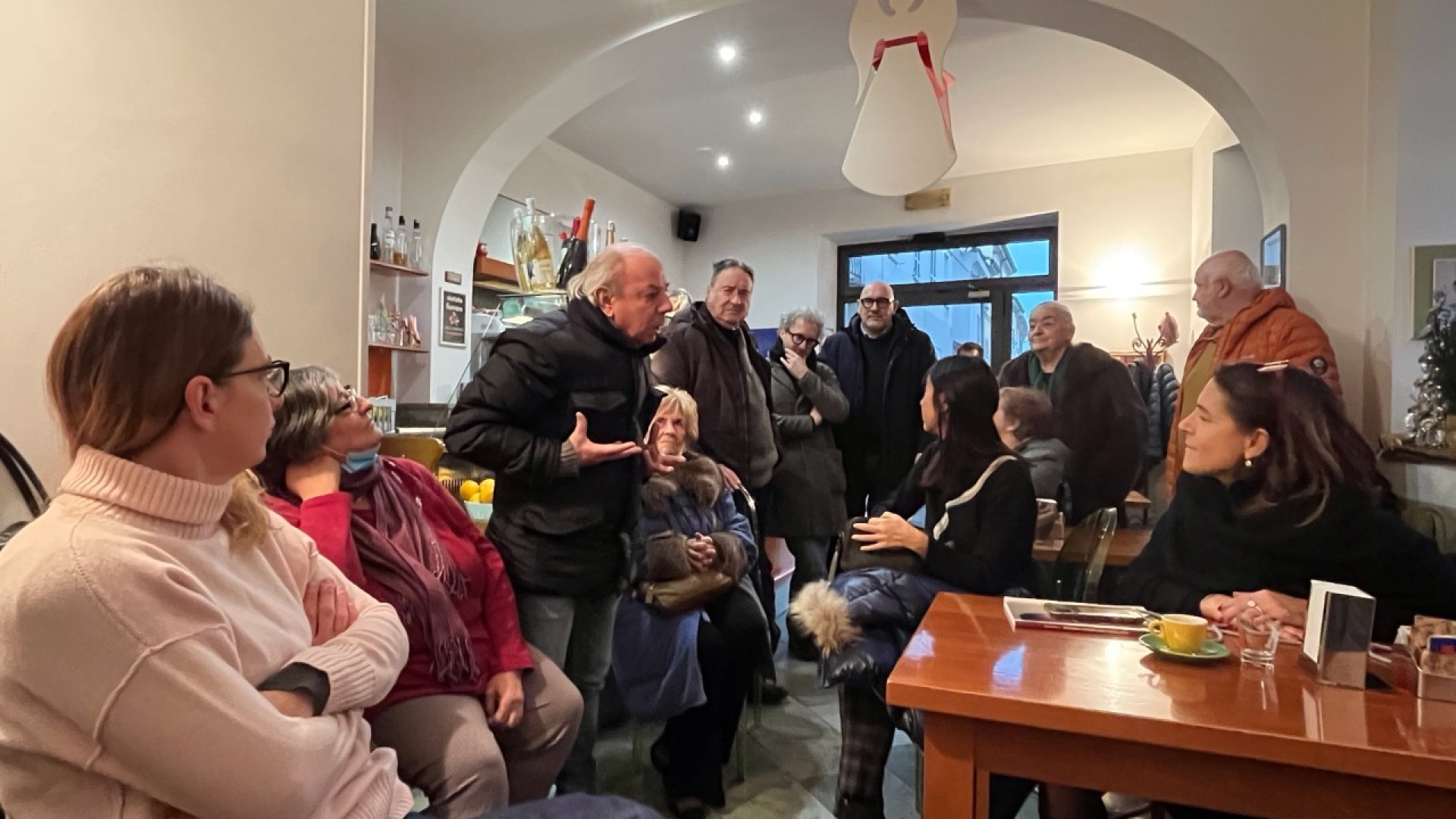 "Decoro e negozi che chiudono": i problemi di via Roma raccontati al sindaco