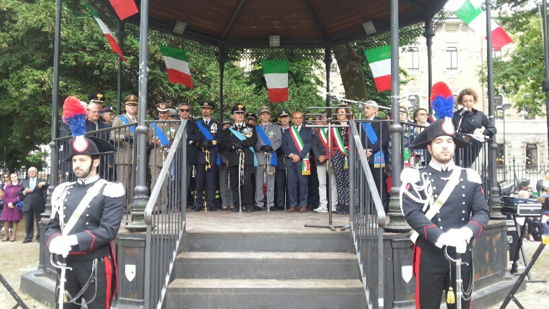Due giugno: celebrazione ufficiale senza "sindaci dissidenti". Foto