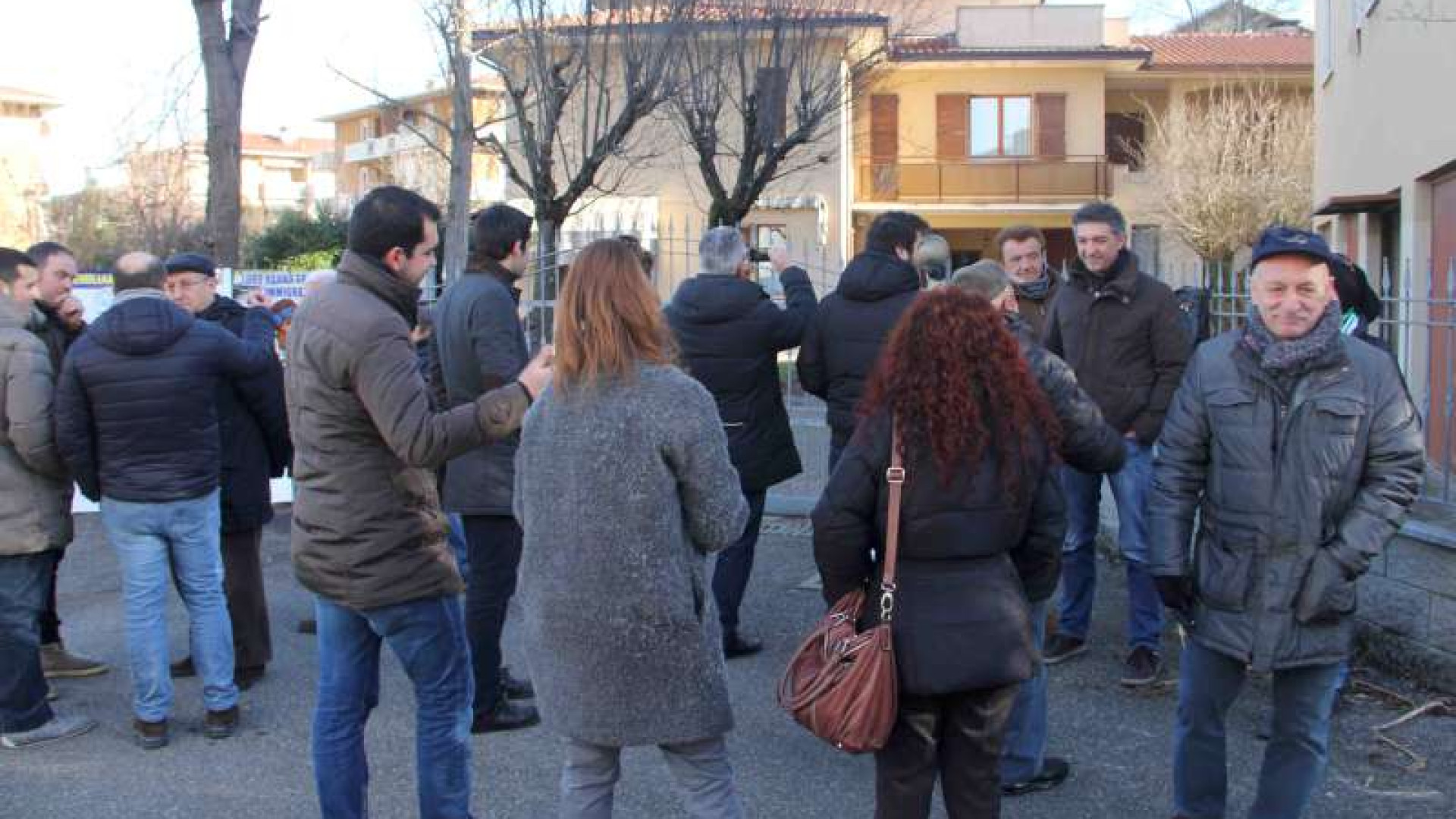 Rivergaro, sit in della Lega Nord davanti alla casa che accoglierà i profughi
