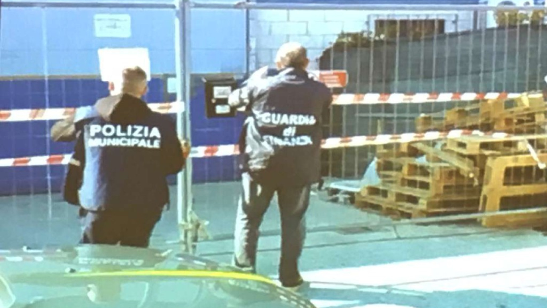 Gestione illecita di rifiuti elettronici, sequestrata azienda e il capannone. Monitor in un campo