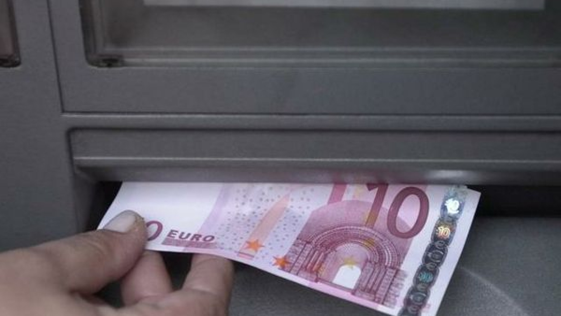 Simula il furto del bancomat ma le telecamere la incastrano: denunciata