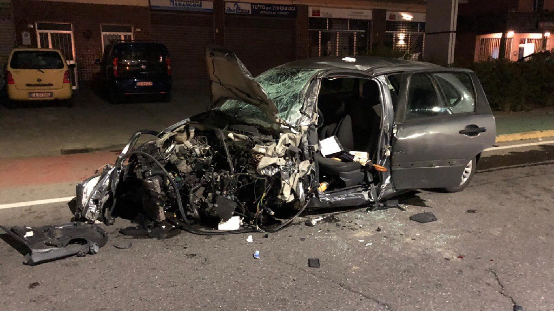 Schianto nella notte tra tre automobili, 21enne in condizioni gravissime all'ospedale di Parma