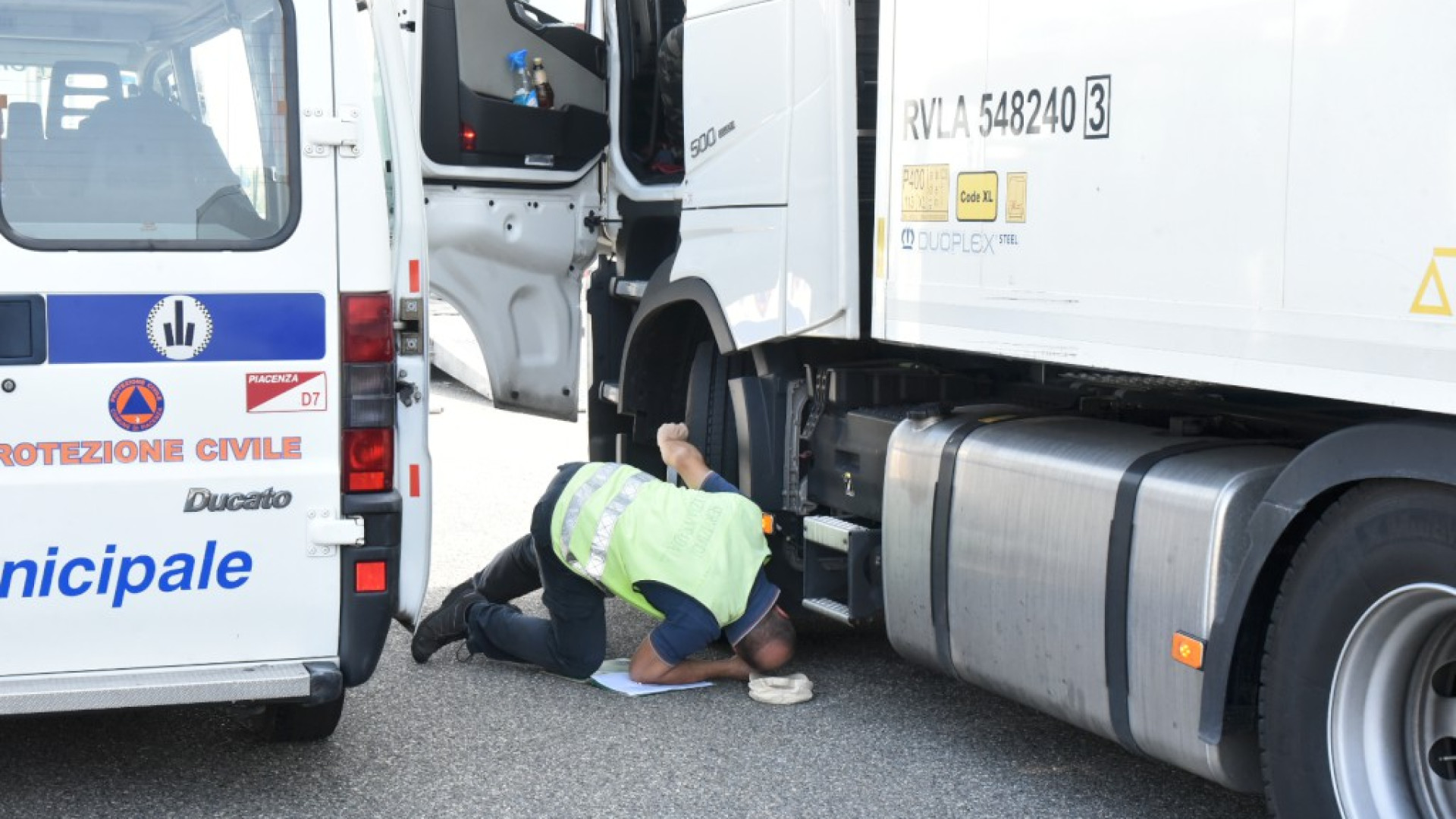 Controlli speciali ai Tir, otto multe ogni 10 verifiche: problemi tecnici o autisti non in regola con il riposo