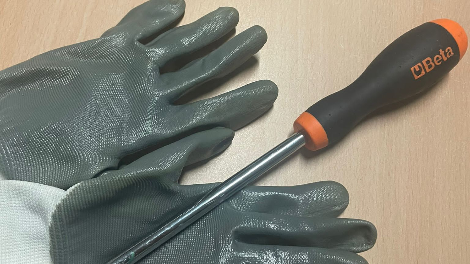 Attrezzi da scasso e tentato furto, resistenza: arrestato clandestino 22enne