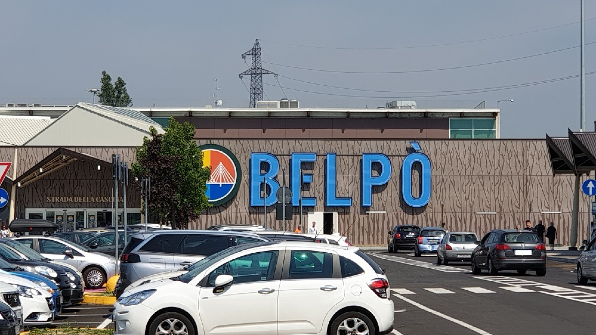 L'Auchan si rifà il look: taglio del nastro per il centro commerciale Belpò