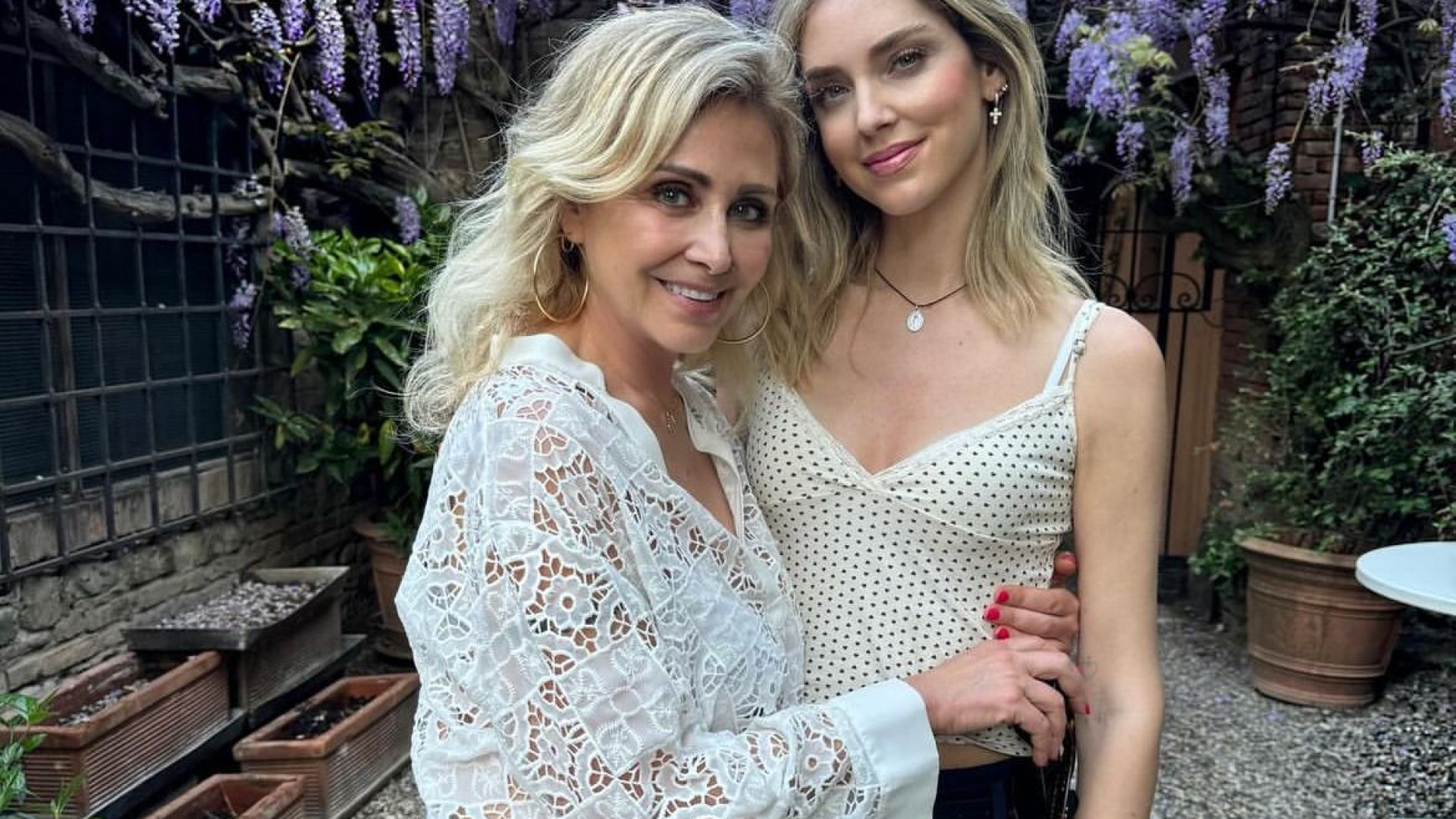 Chiara Ferragni circondata da mamma e sorelle per una domenica di relax a Rivalta