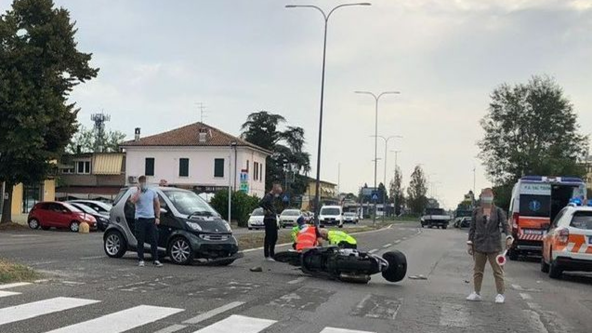 Scontro auto-scooter in via Emilia Pavese, un ferito trasportato in ospedale