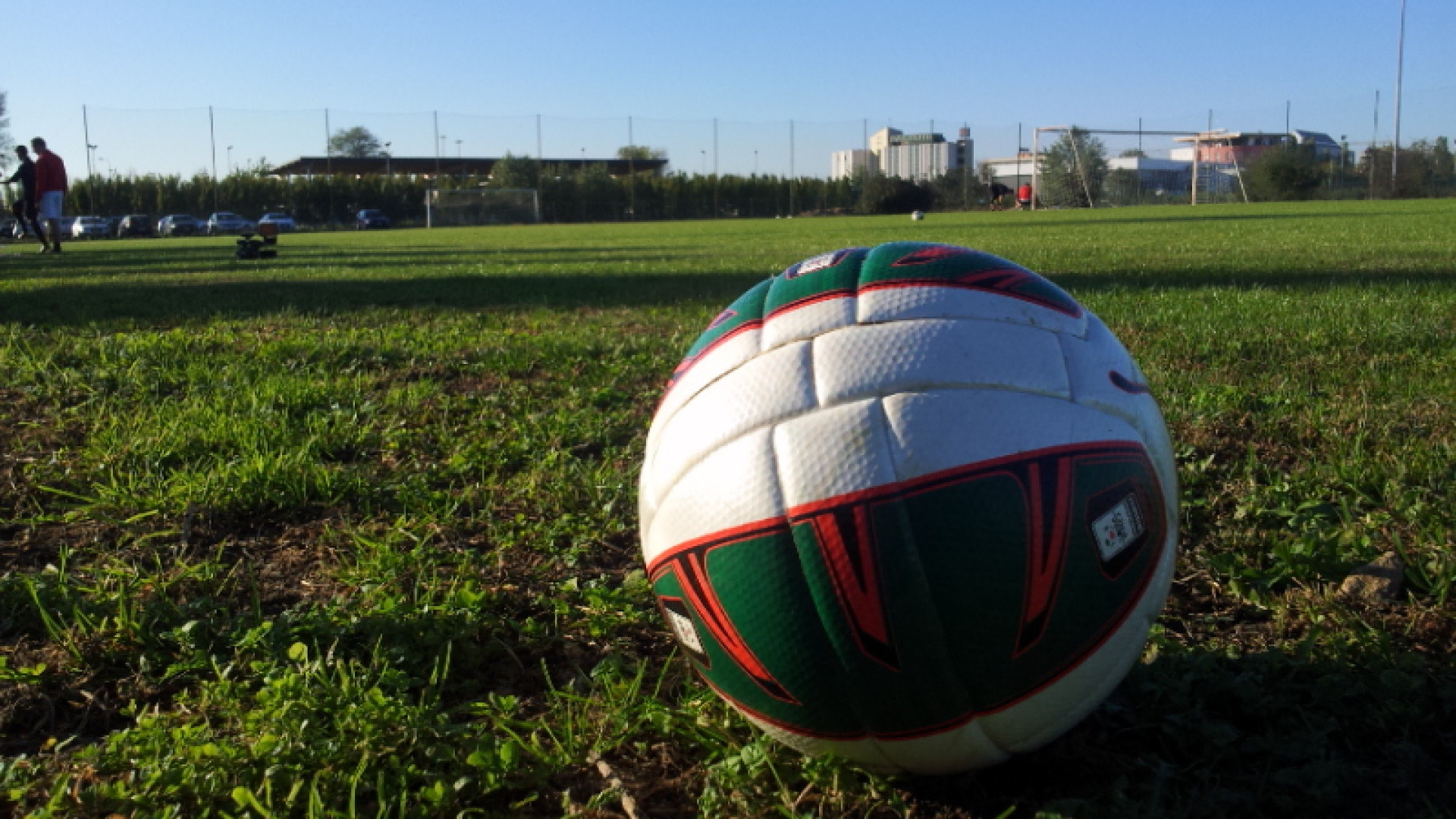 Spezza il taccuino dell'arbitro e prende a calci un avversario: sei turni di stop