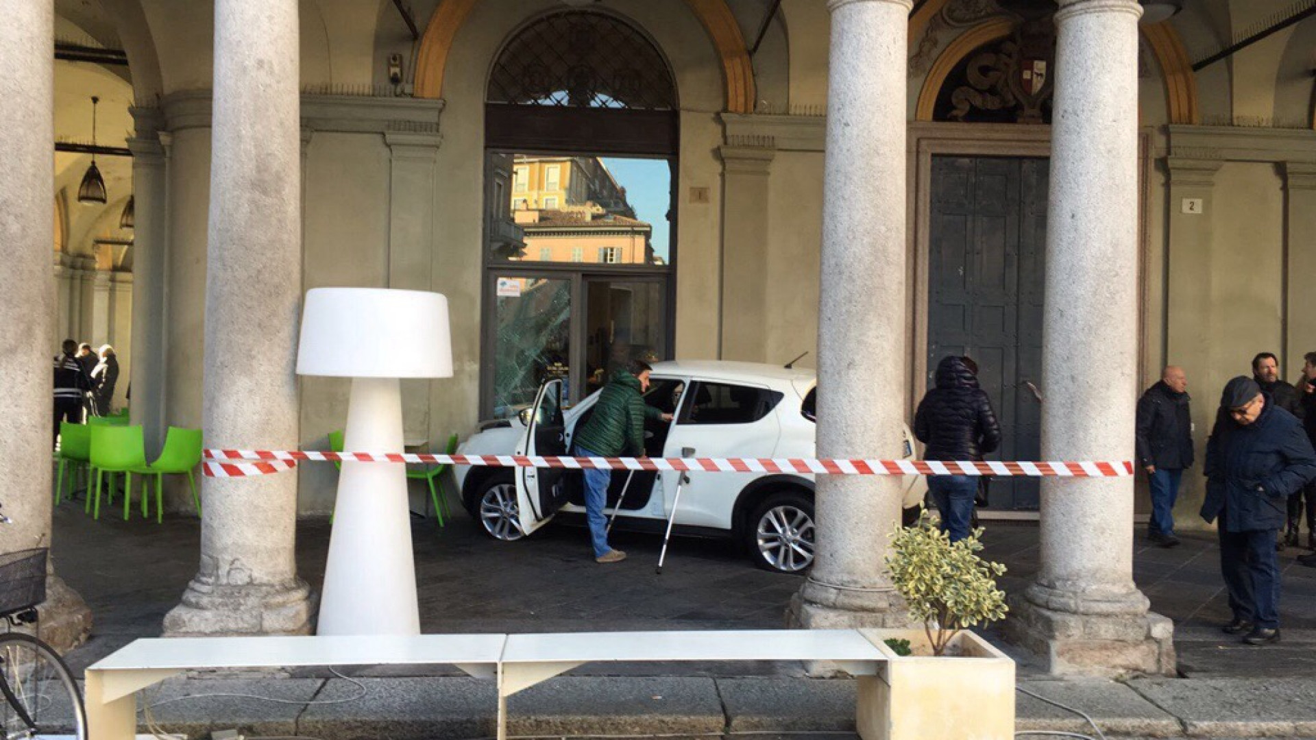 Terrore in piazza: donna alla guida di utilitaria sfonda vetrina del Barino