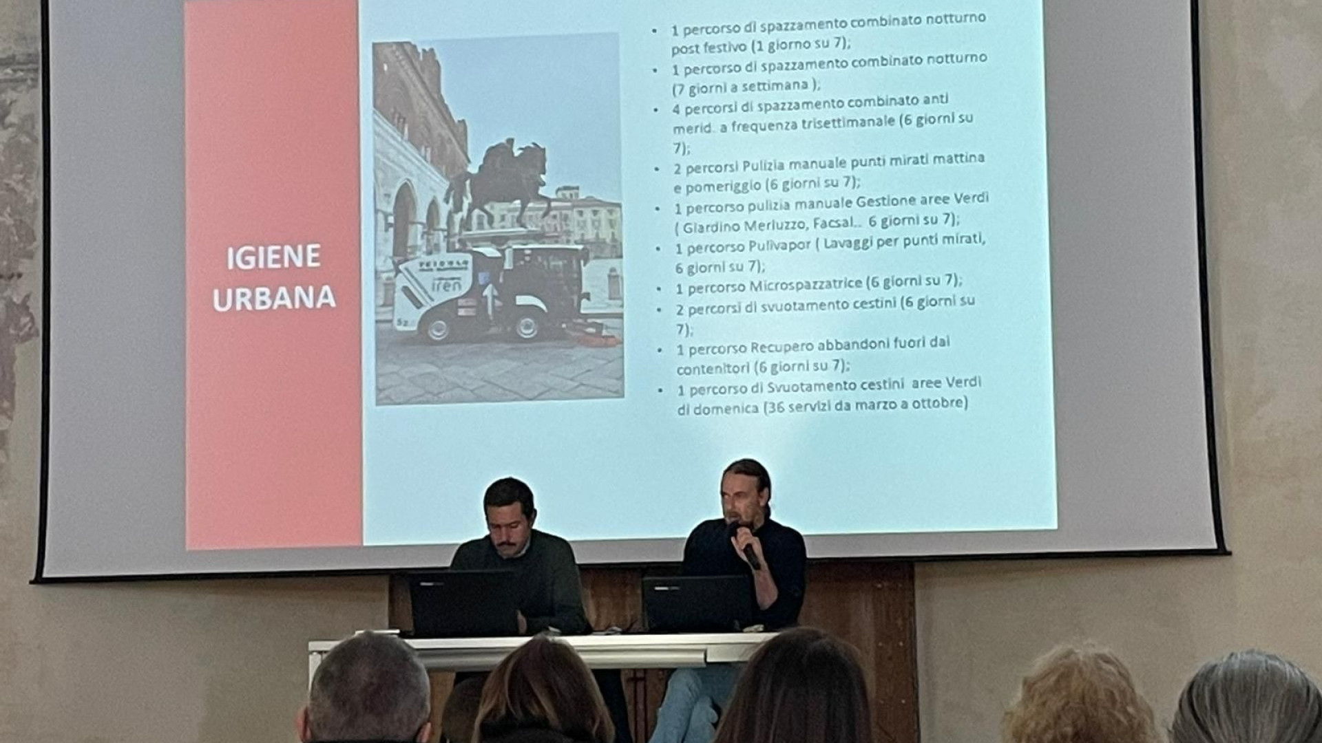 Decoro in centro storico, il Comune: "Potenziati i servizi di pulizia e lavaggio portici"