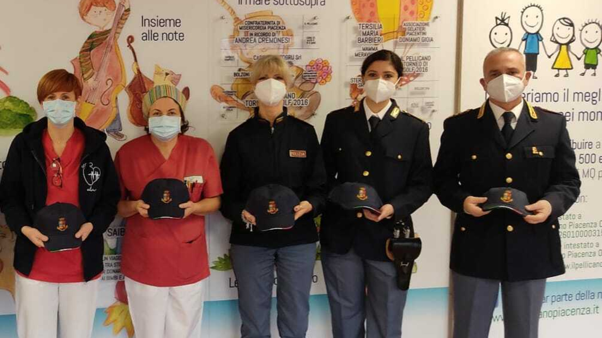 Dalla Polizia di Stato cappellini per i bambini ricoverati in Pediatria