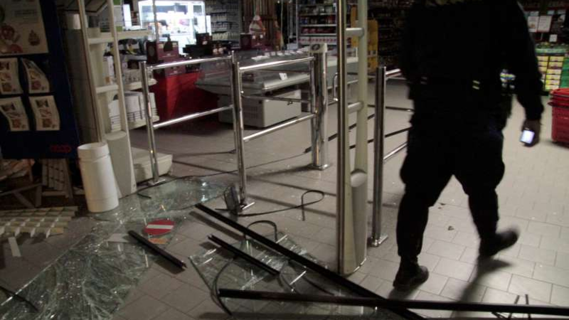 Auto-ariete a Castelsangiovanni, sfondata la vetrina e rubati cellulari