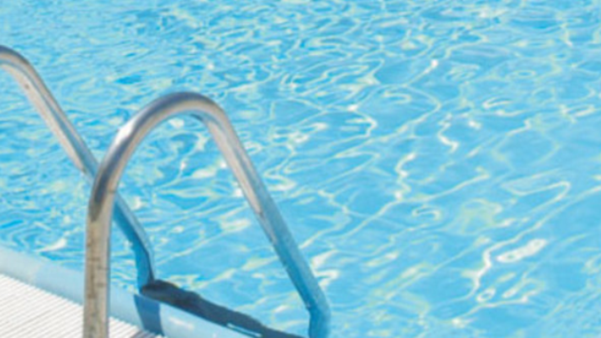 Baby gang scatena l'inferno in piscina, bagnino picchiato e pietre addosso ai clienti