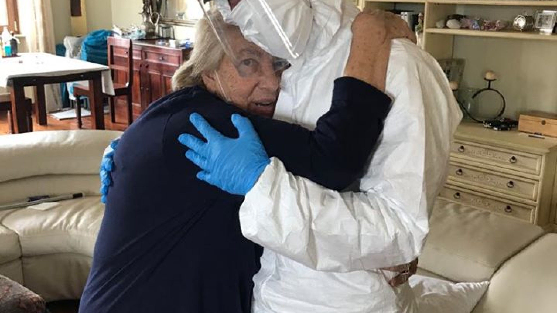 Paola è tornata a camminare dopo il Covid, l'abbraccio con il fisioterapista