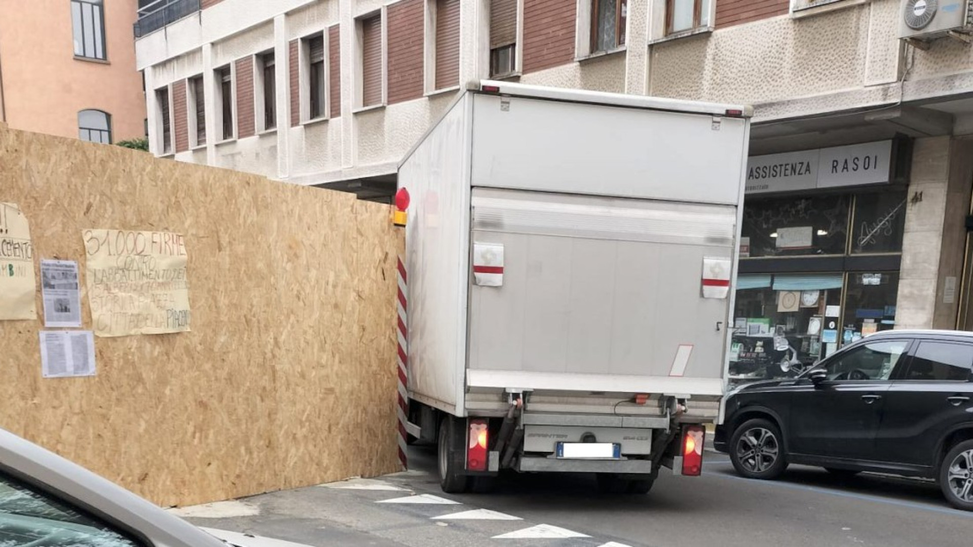 Presidio piazza Cittadella: "Viabilità critica". Intanto gli operai cancellano gli stalli