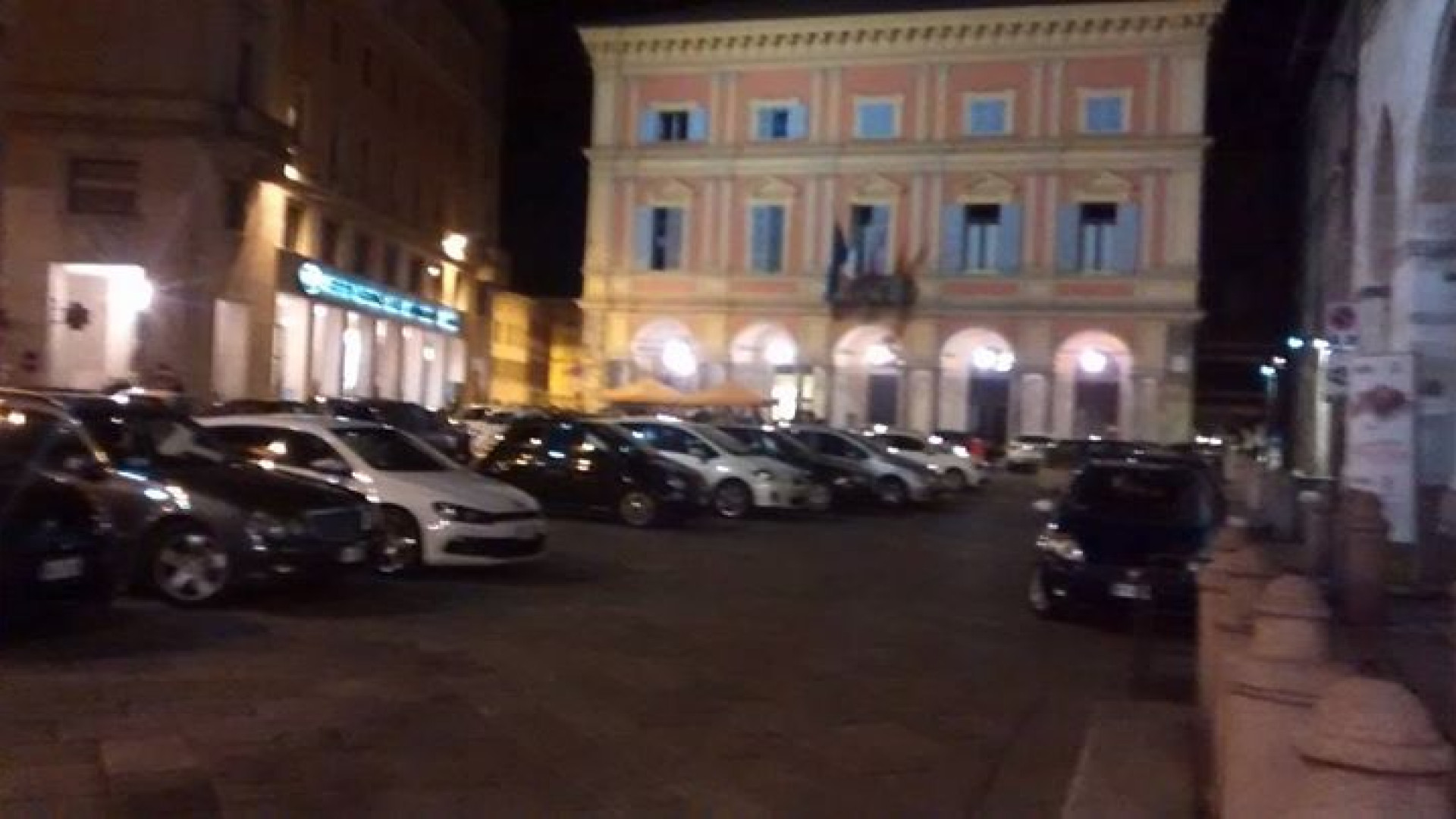 Notte di violenza all'ombra del Gotico: scontri tra giovani, ritrovato un coltello in piazza Cavalli