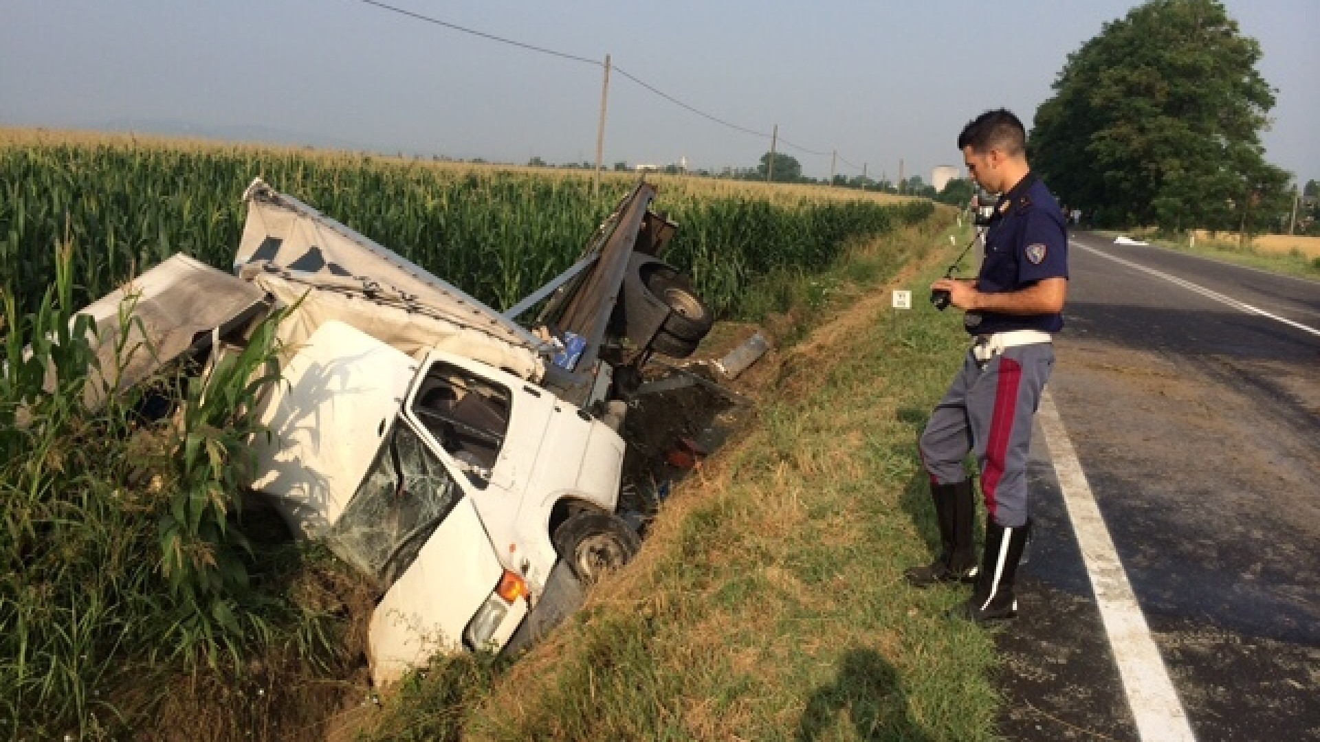 Ponte Tidone, scontro tra furgone e bici: un morto e tre feriti