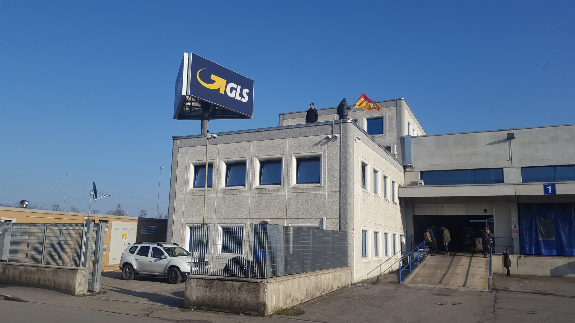 Doccia fredda per i facchini licenziati. Gls: "Non parteciperemo all'incontro"