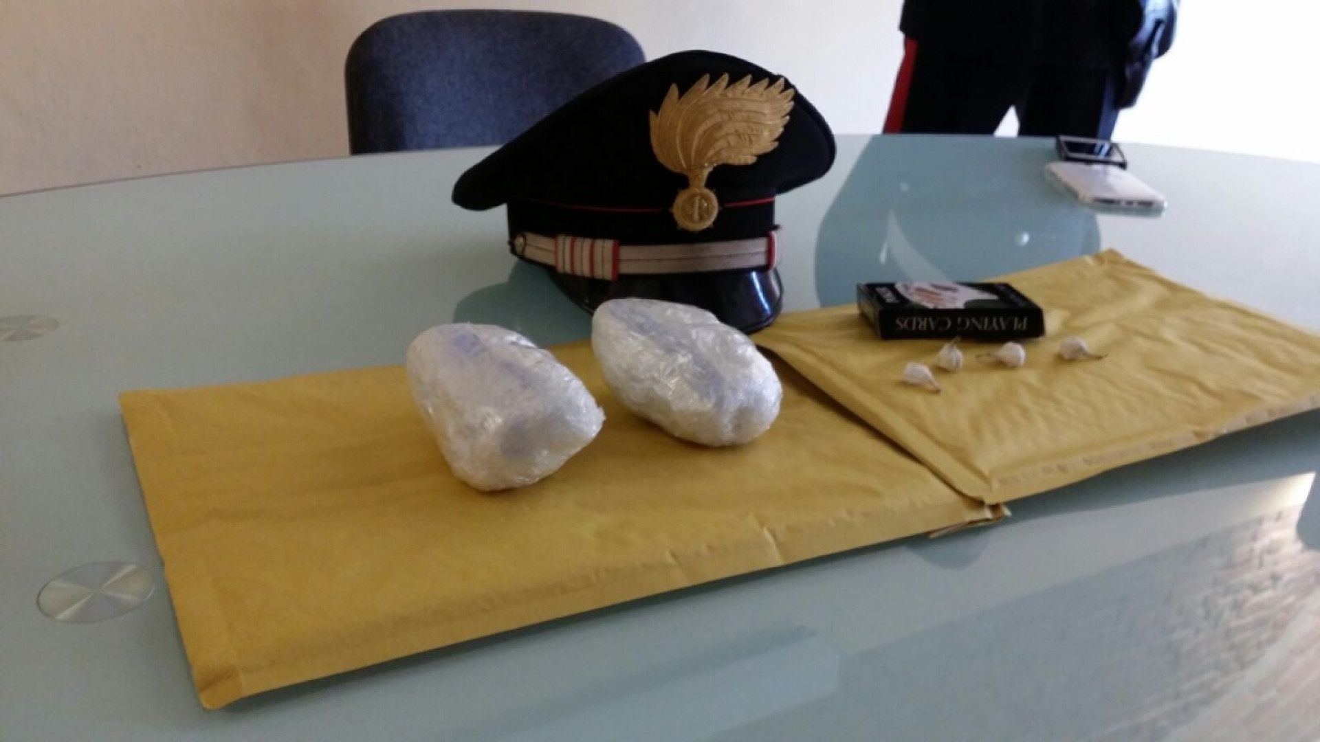 In auto due etti e mezzo di cocaina: in manette un 25enne e un 60enne