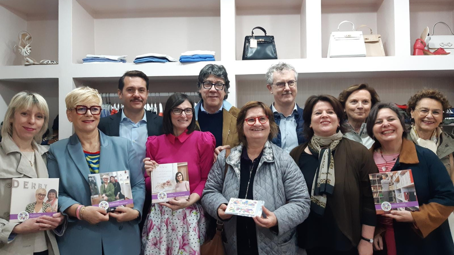 "Valorizzare le relazioni umane", clienti premiati per aver fotografato i negozianti