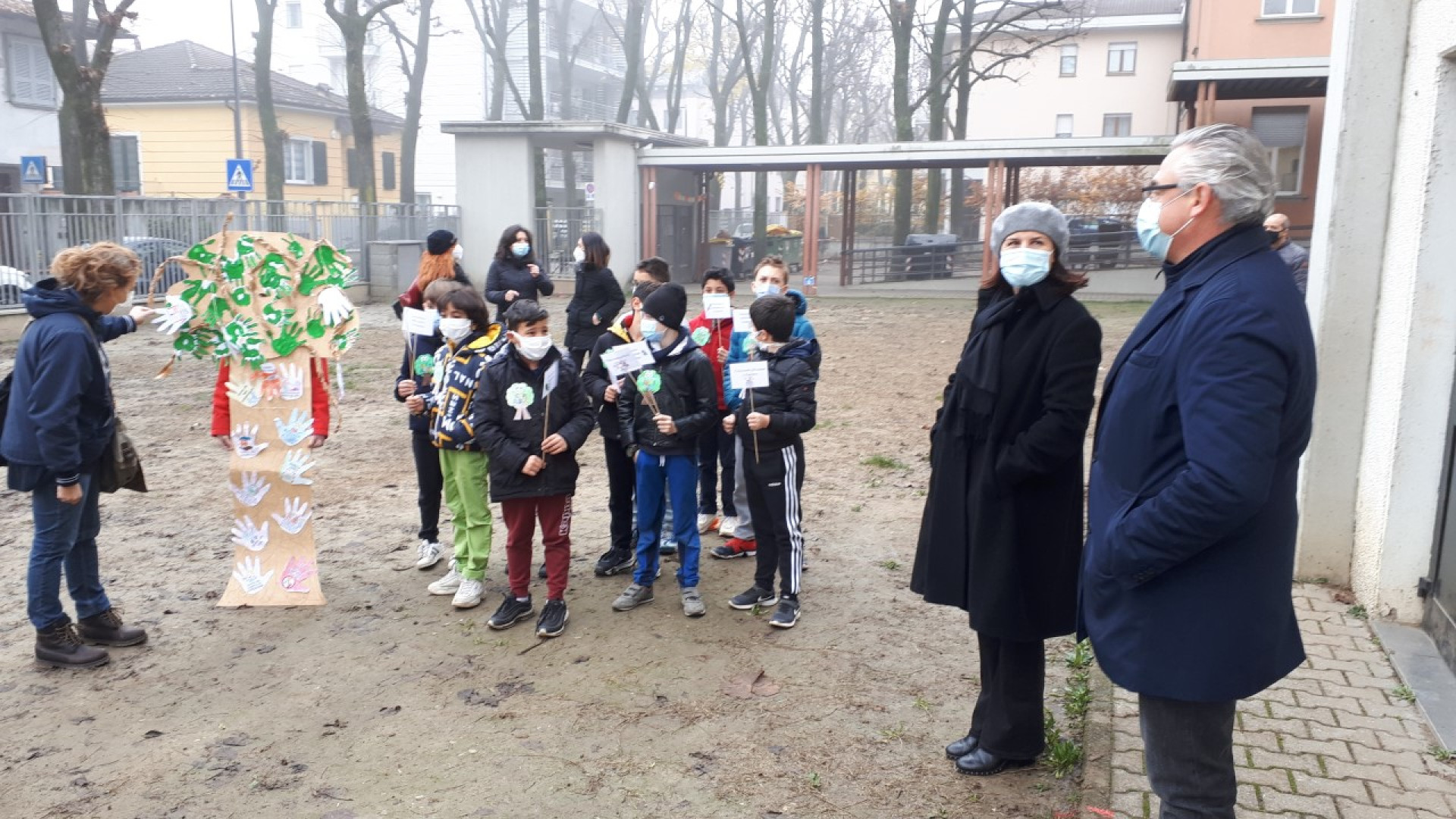I piccoli della De Amicis salutano i nuovi arbusti piantati nel giardino
