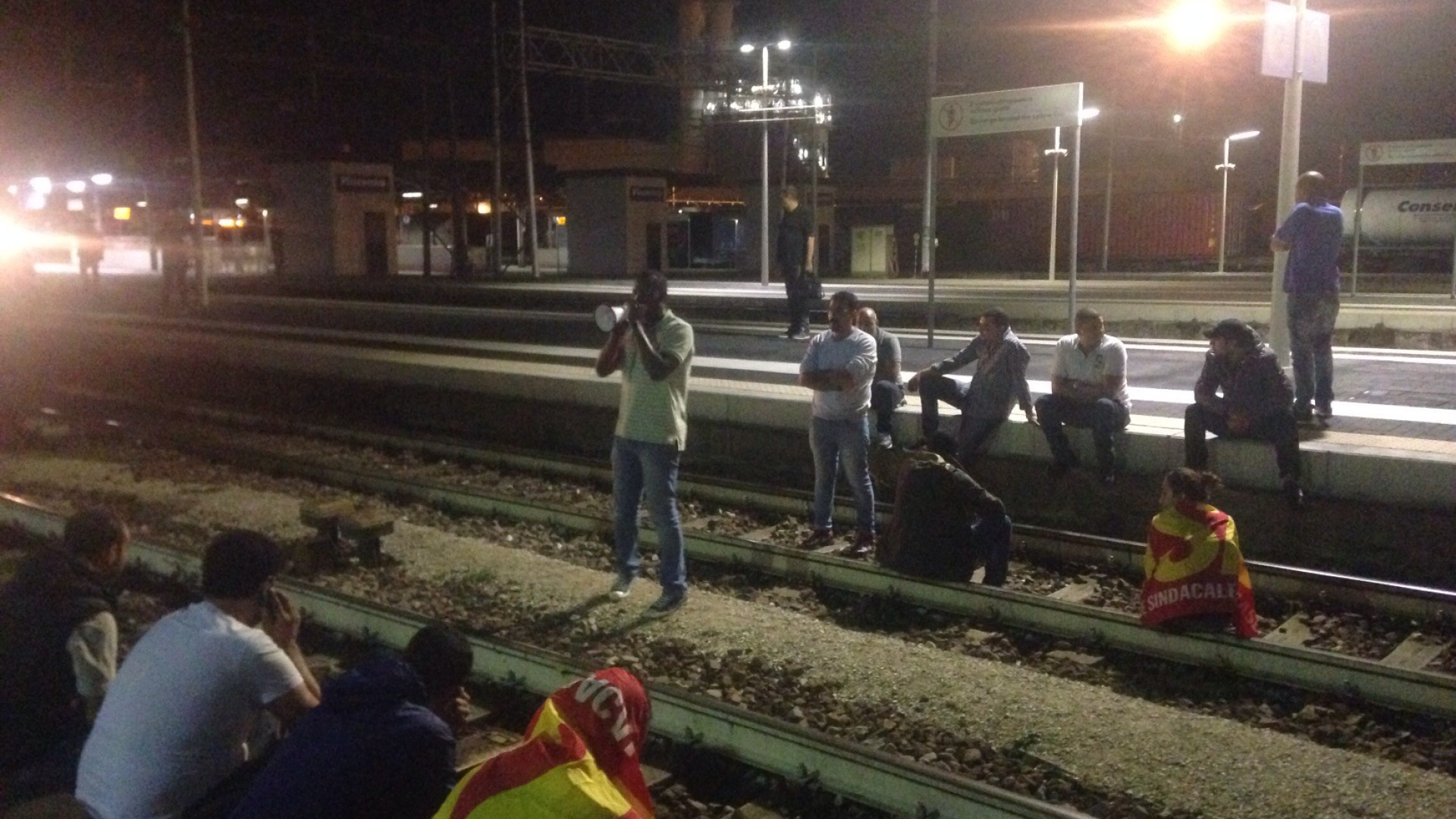 "Siamo tutti Adb Elsalam", binari occupati. Caos alla Lupa. VIDEO