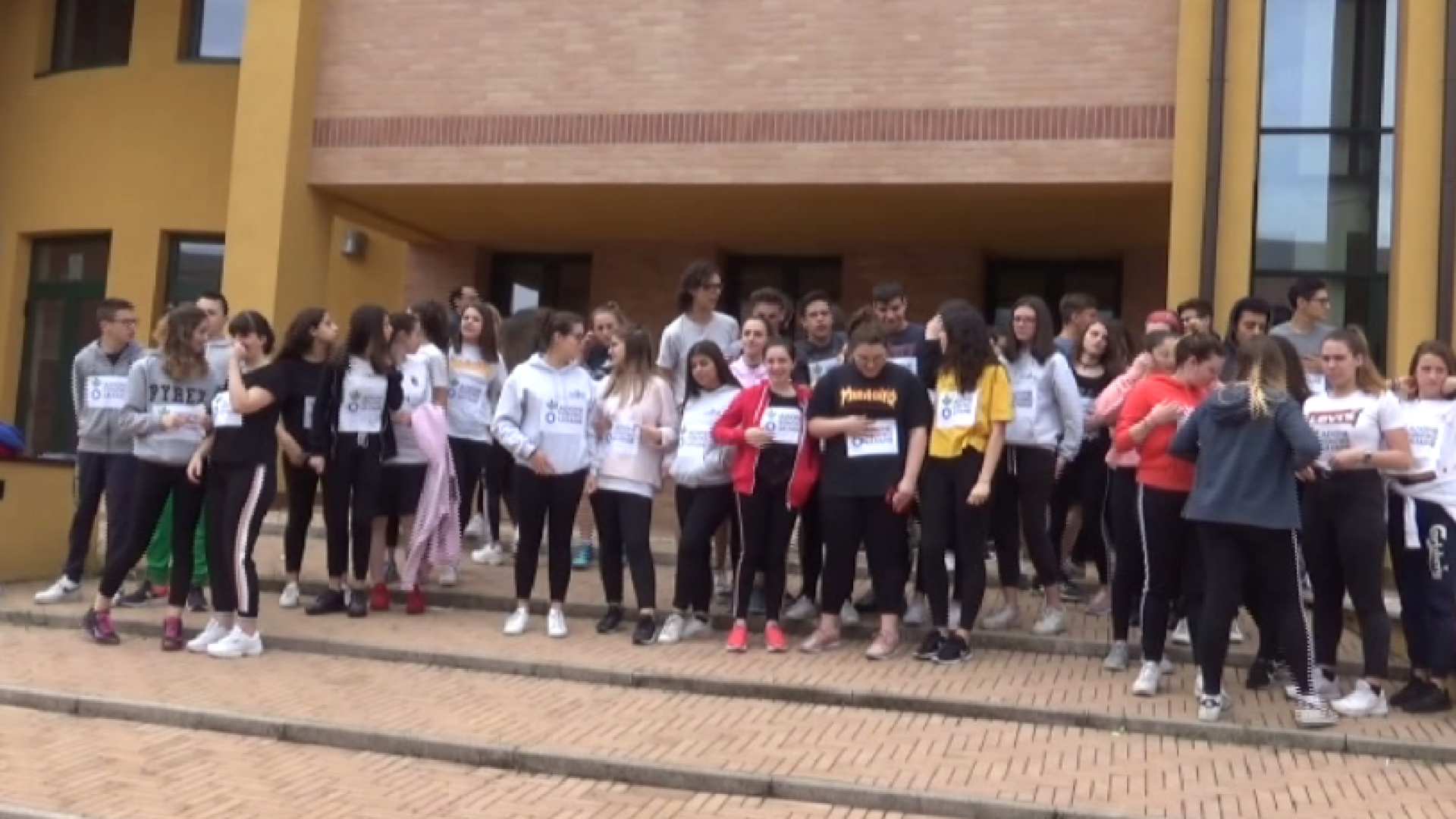 Una corsa contro la fame: gli studenti raccolgono offerte per i bisognosi