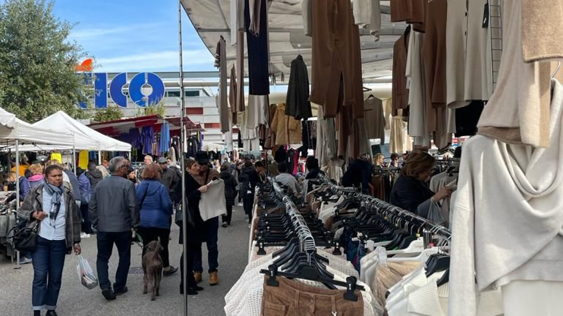 Dalle scarpe alla biancheria, dalle borse alle stoffe: tanta gente al Mercato del Forte