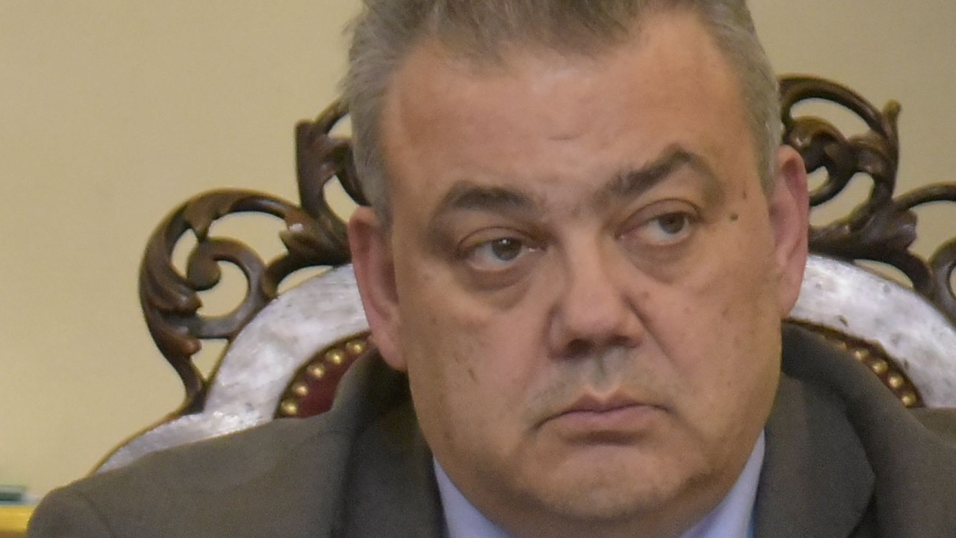 La targa in Comune sarà corretta: "Caruso sospeso per processo Grimilde”