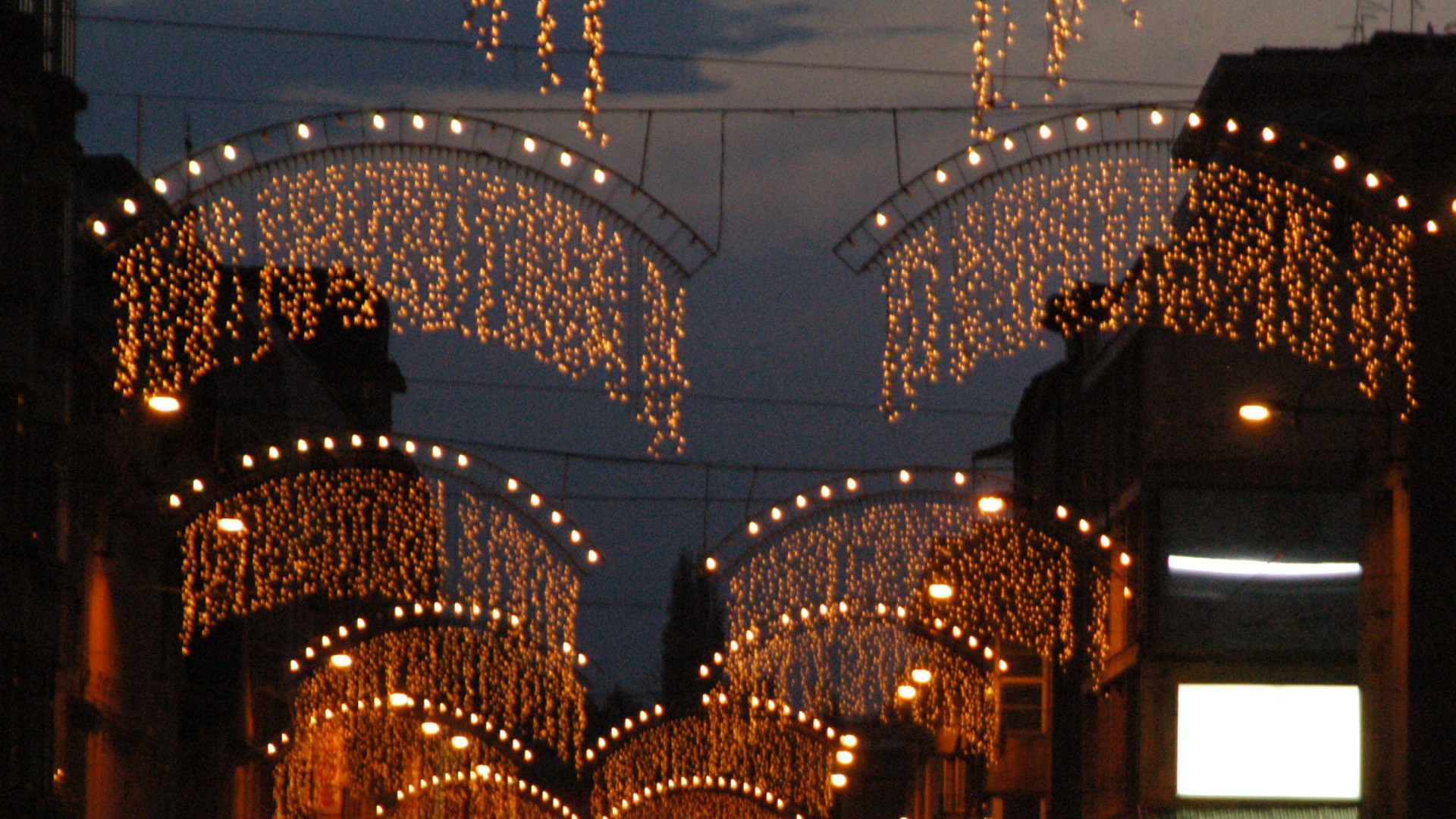 Piazza Cavalli: addio all’albero di Natale. C’è la cometa