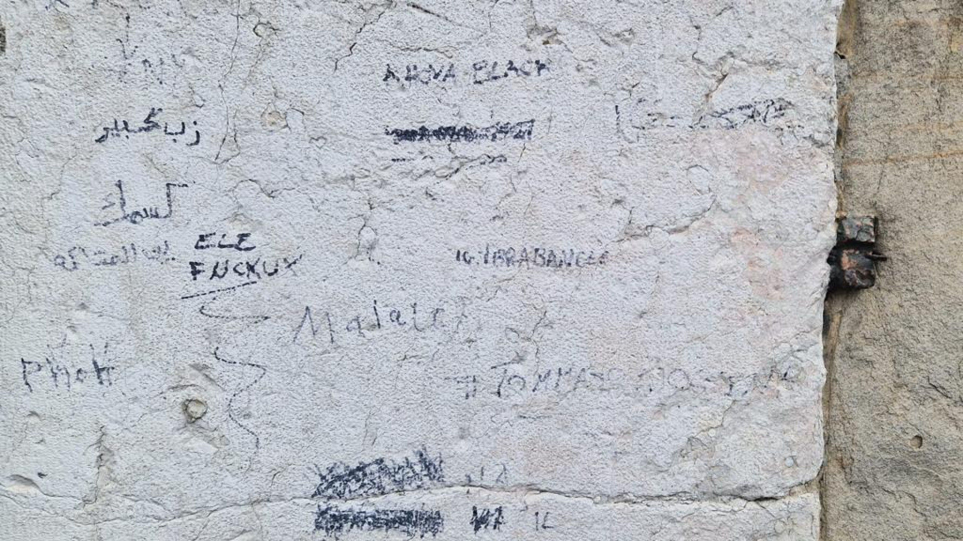 Graffiti sul marmo e deposito di transenne: "Palazzo Gotico merita più decoro"
