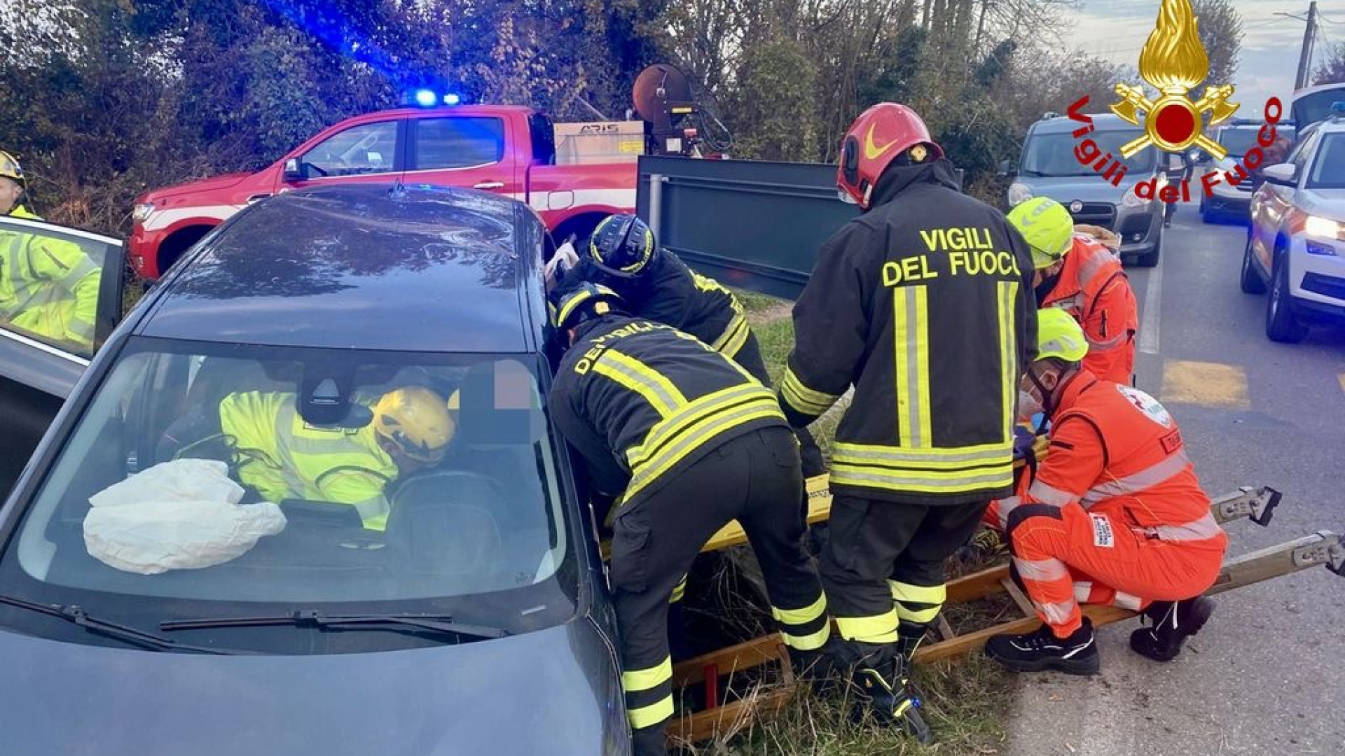 San Bonico, esce di strada e resta incastrata nell'auto: estratta dai vigili del fuoco