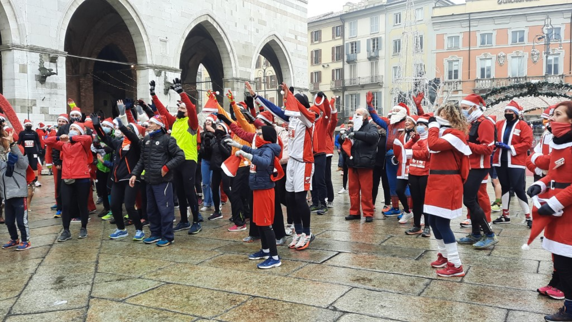 Oltre 200 piacentini in costume per partecipare alla Babbo Running