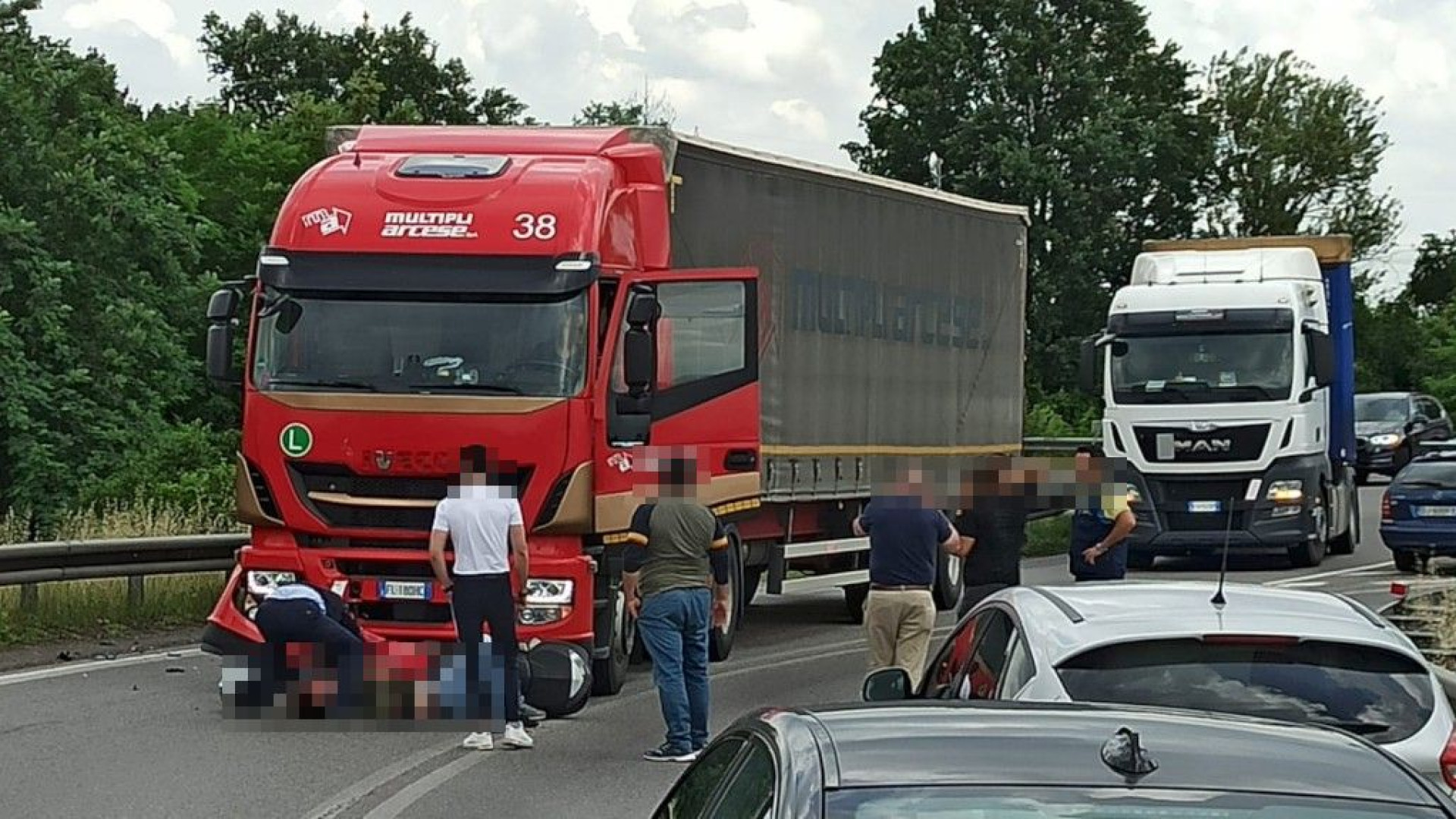 Moto finisce sotto un tir a Piacenza sud, ferito il centauro