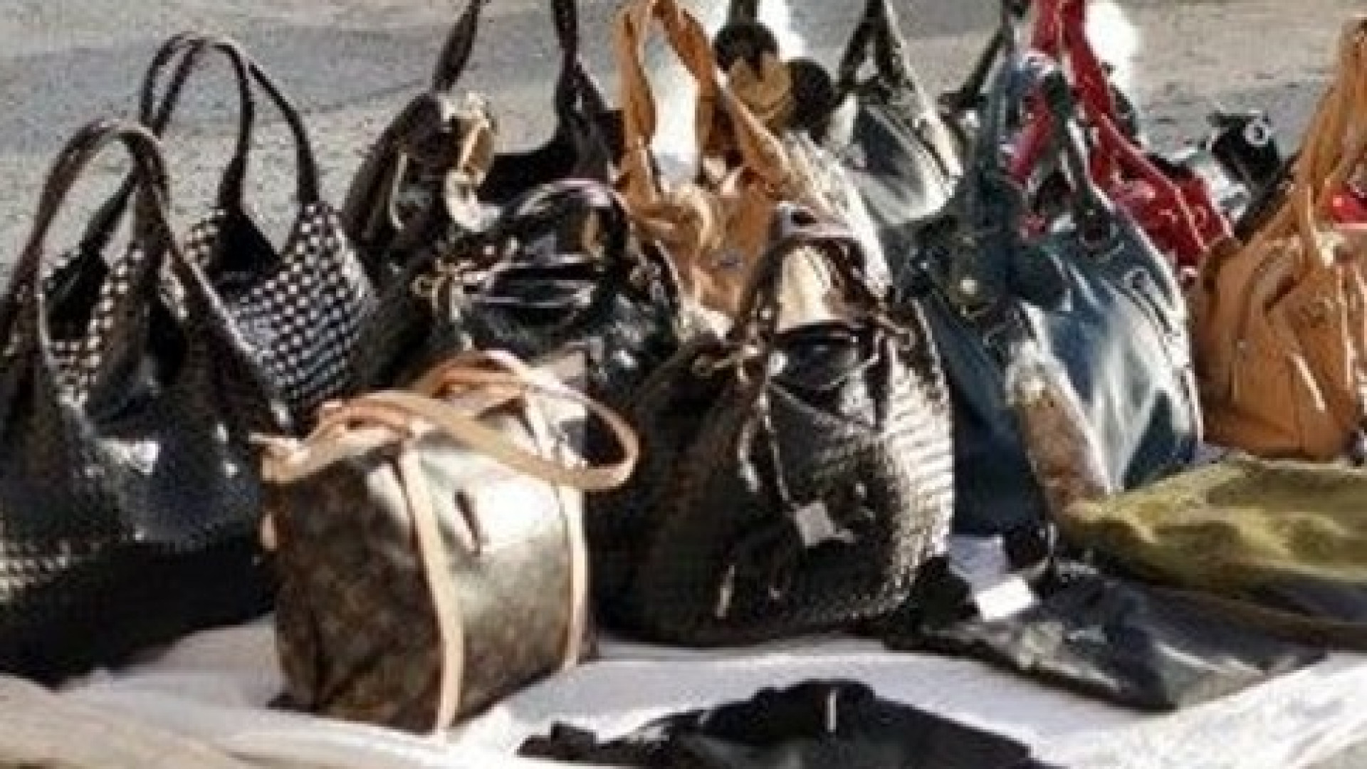 Abusivi: 86 sequestri da gennaio. Stamattina requisite borse false