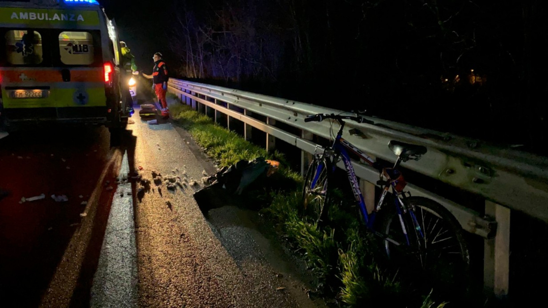 Cade e viene travolto da un'auto: operaio gravissimo, tornava dal lavoro nei campi