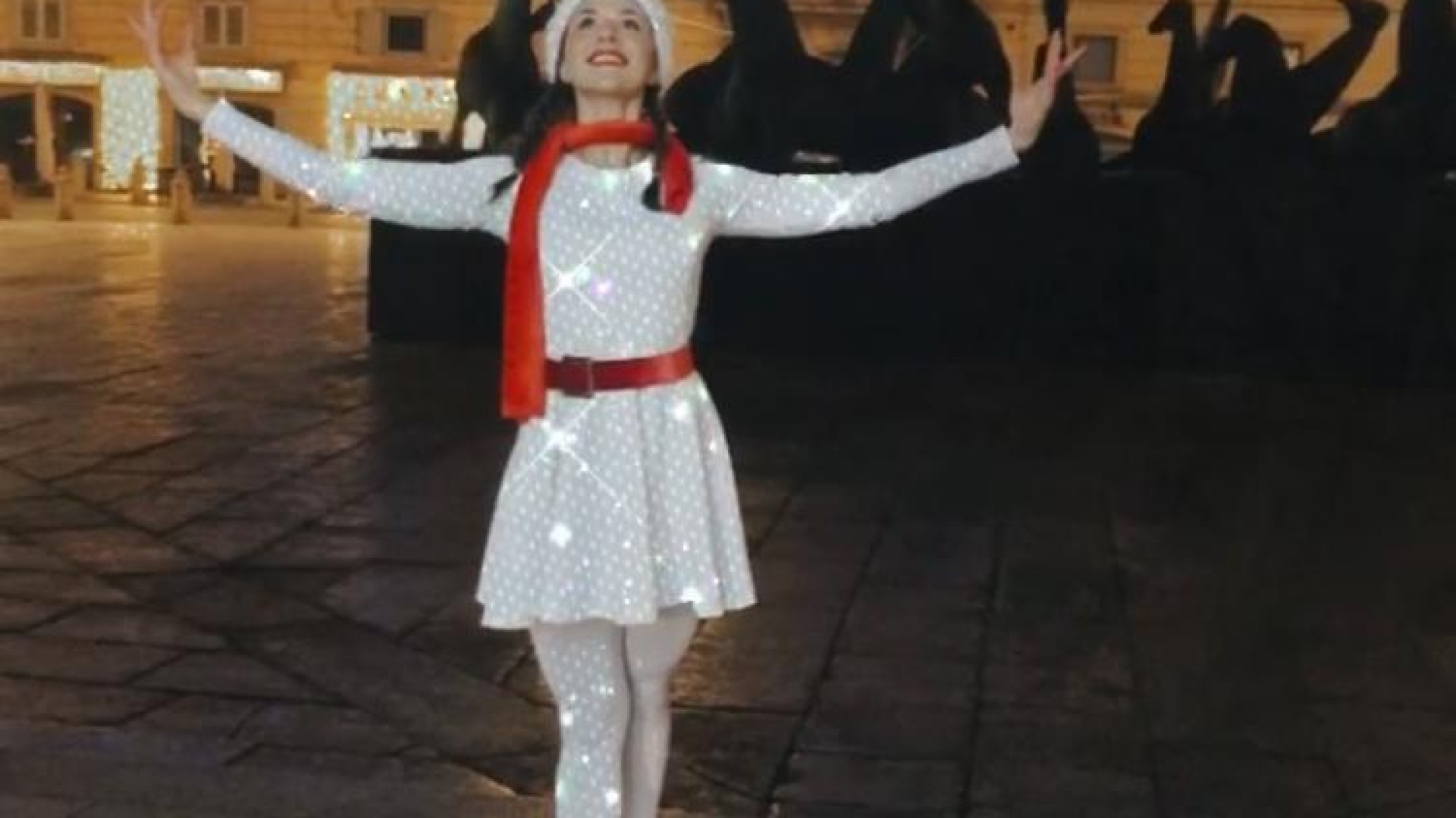 Pattinare in piazza tra le luci di Natale: l'omaggio di Cecilia alla città