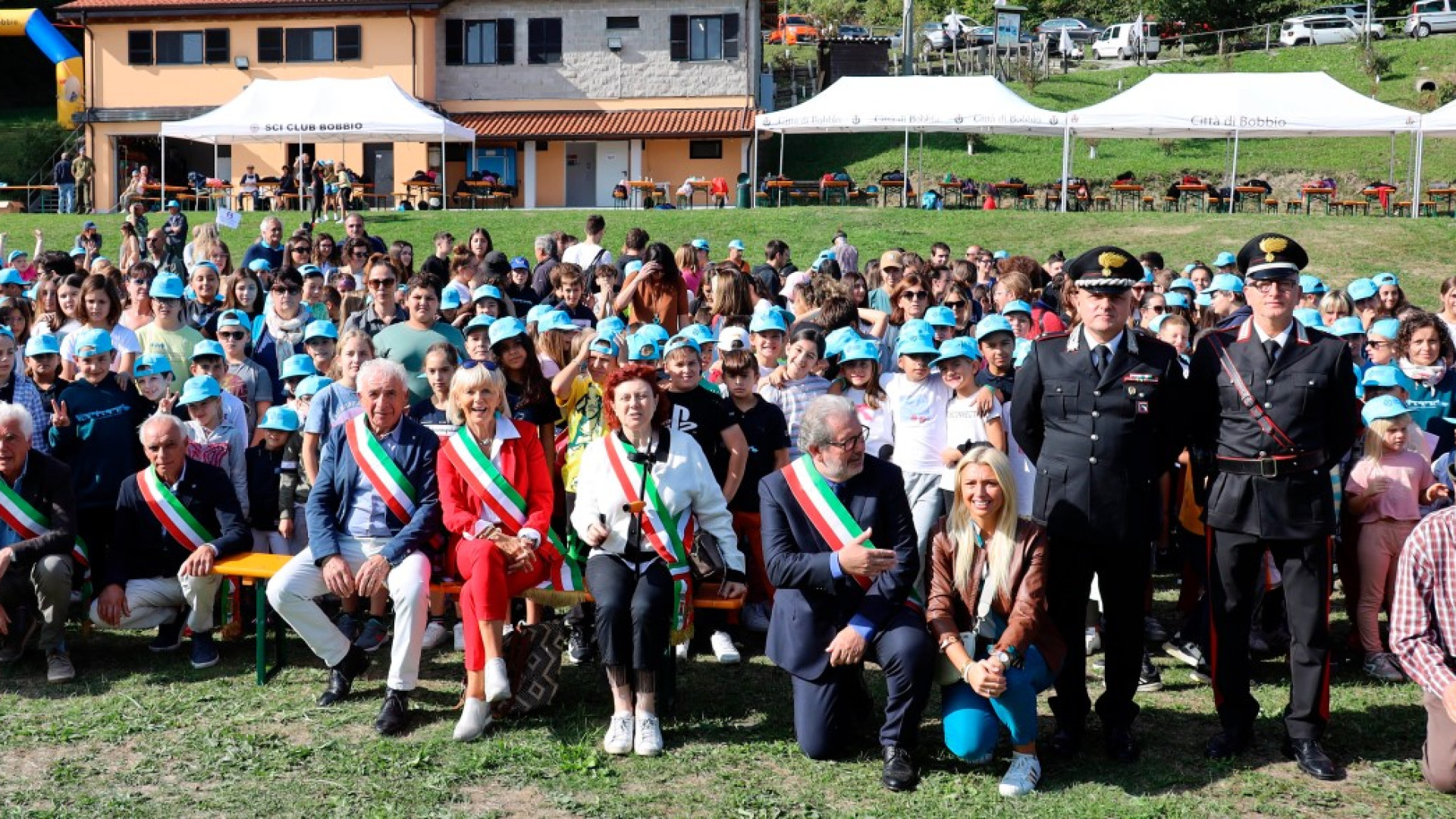 A Ceci si danno radici al futuro. Quattrocento studenti piantano un albero nel bosco