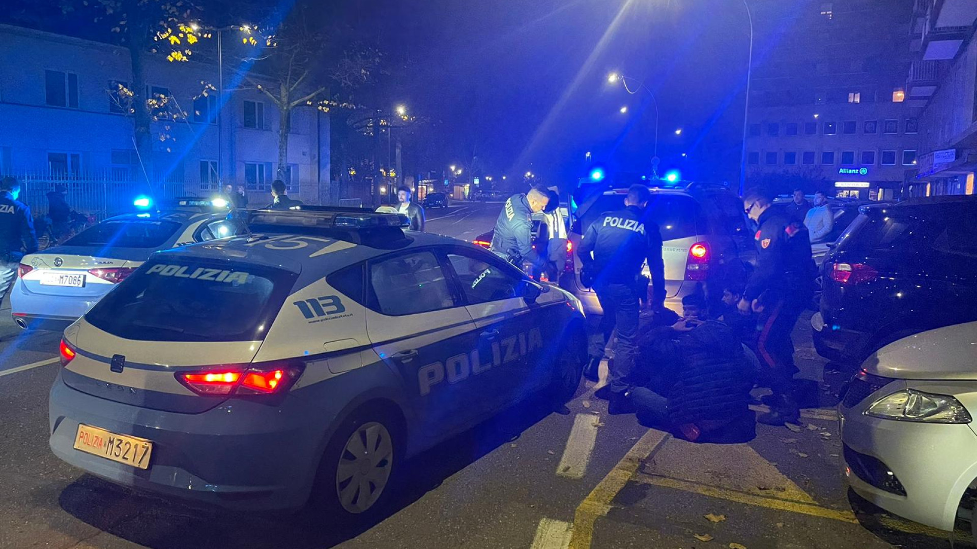 Dodici clandestini sull'auto: arrestato il 19enne pakistano alla guida