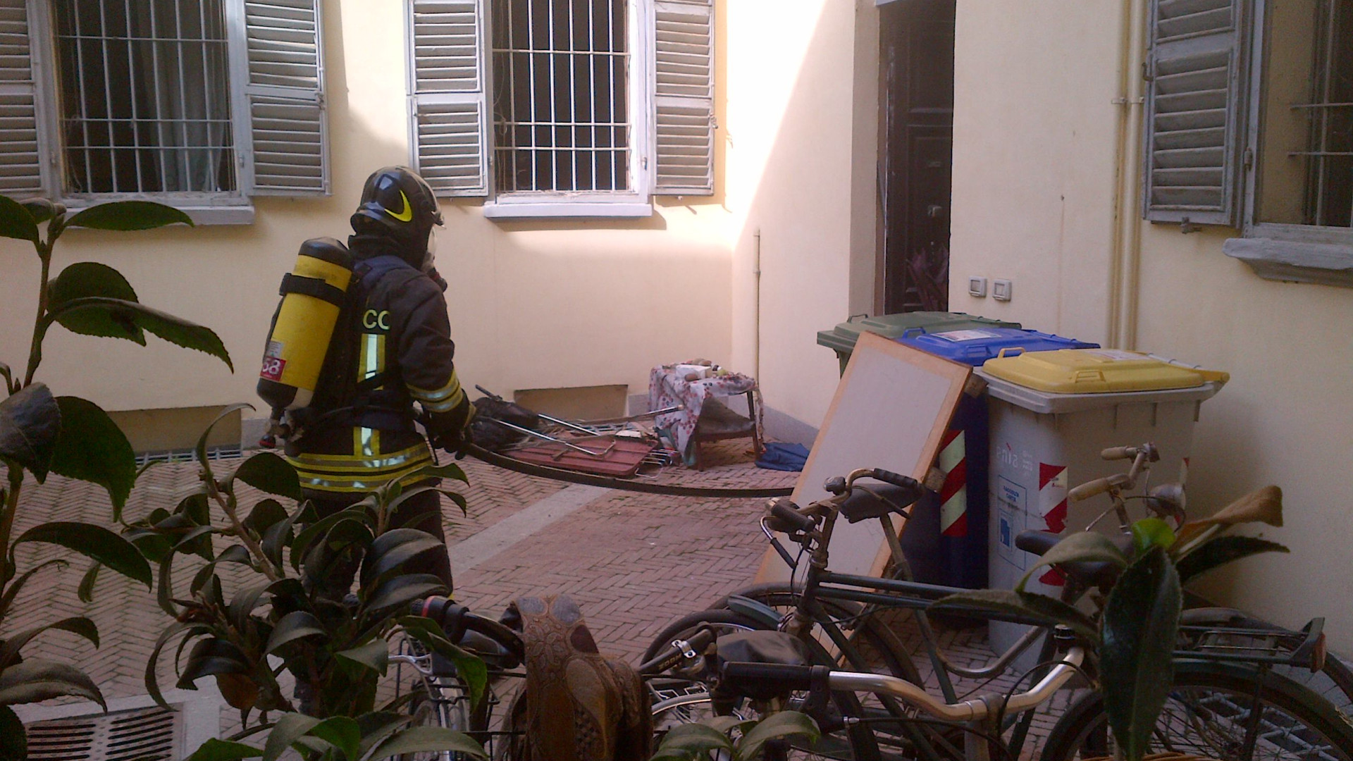 Appartamento in fiamme in via San Sisto, salvato un cagnolino