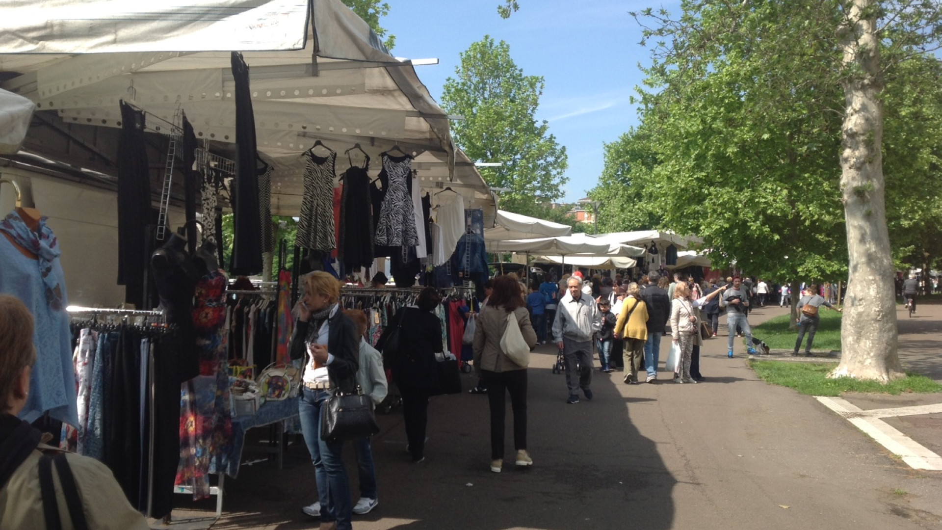 Gli strappa una catenina e fugge: inseguimento tra i banchi del mercato