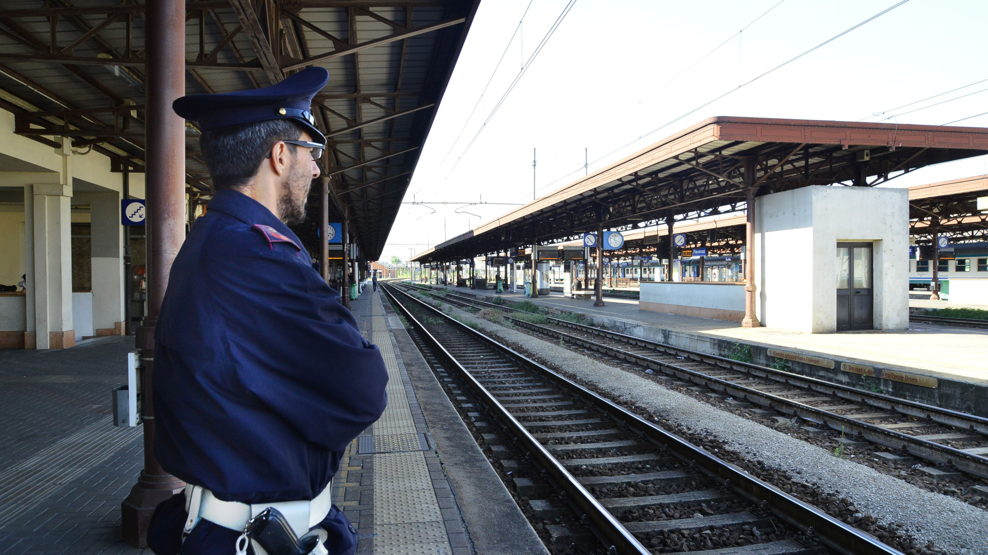 Capotreno aggredito all'alba da un uomo seminudo che gridava frasi sconnesse