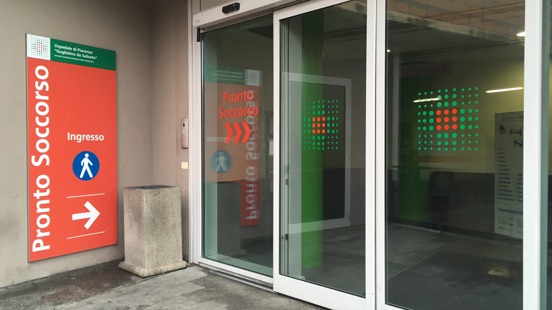 Vandali nelle gallerie dei condomini. Residente li affronta e finisce in ospedale