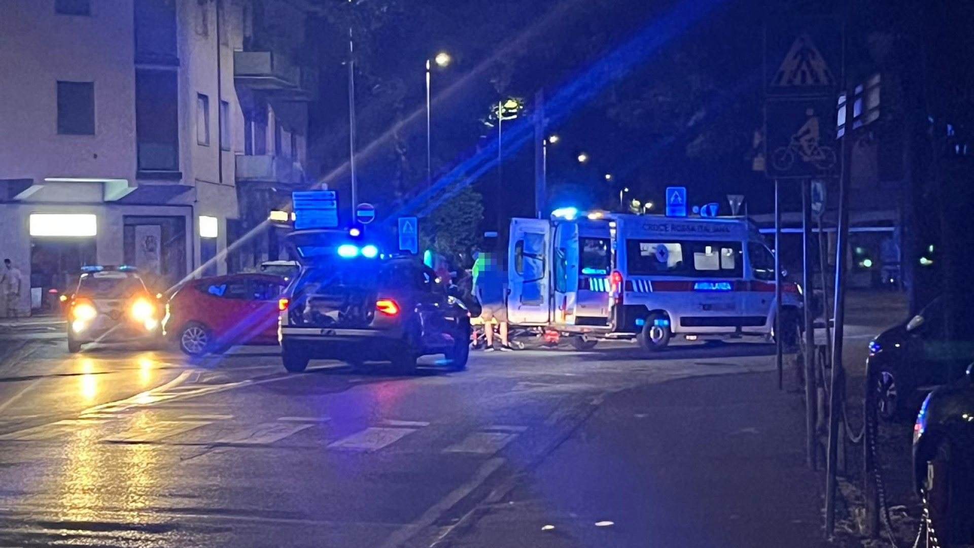 Donna in bici investita alla rotonda di via Veneto, portata al pronto soccorso