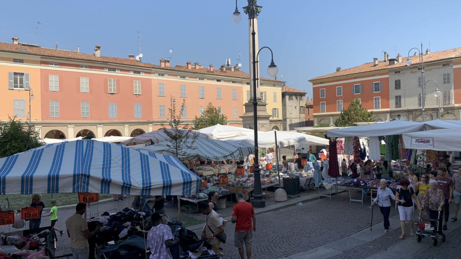 Mercato cittadino, timida affluenza: "Molti turisti, pochi clienti abituali"
