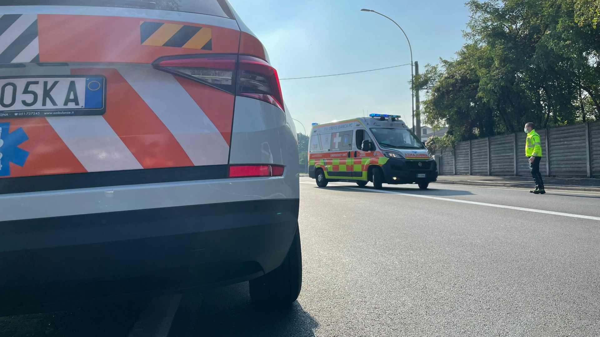 Cade col monopattino e sbatte la testa: soccorso dal 118 in via Emilia Parmense