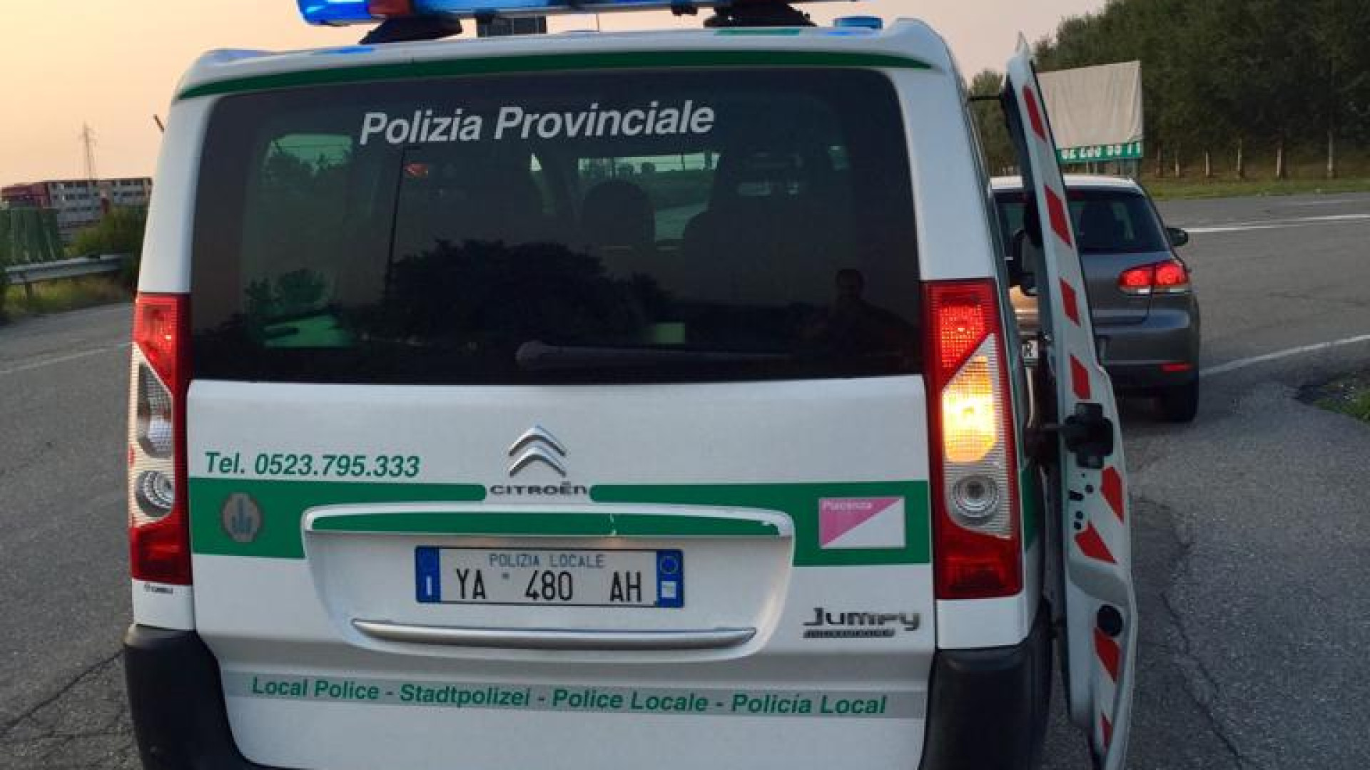 Auto fugge dalla polizia provinciale a folle velocità: alla guida un minorenne