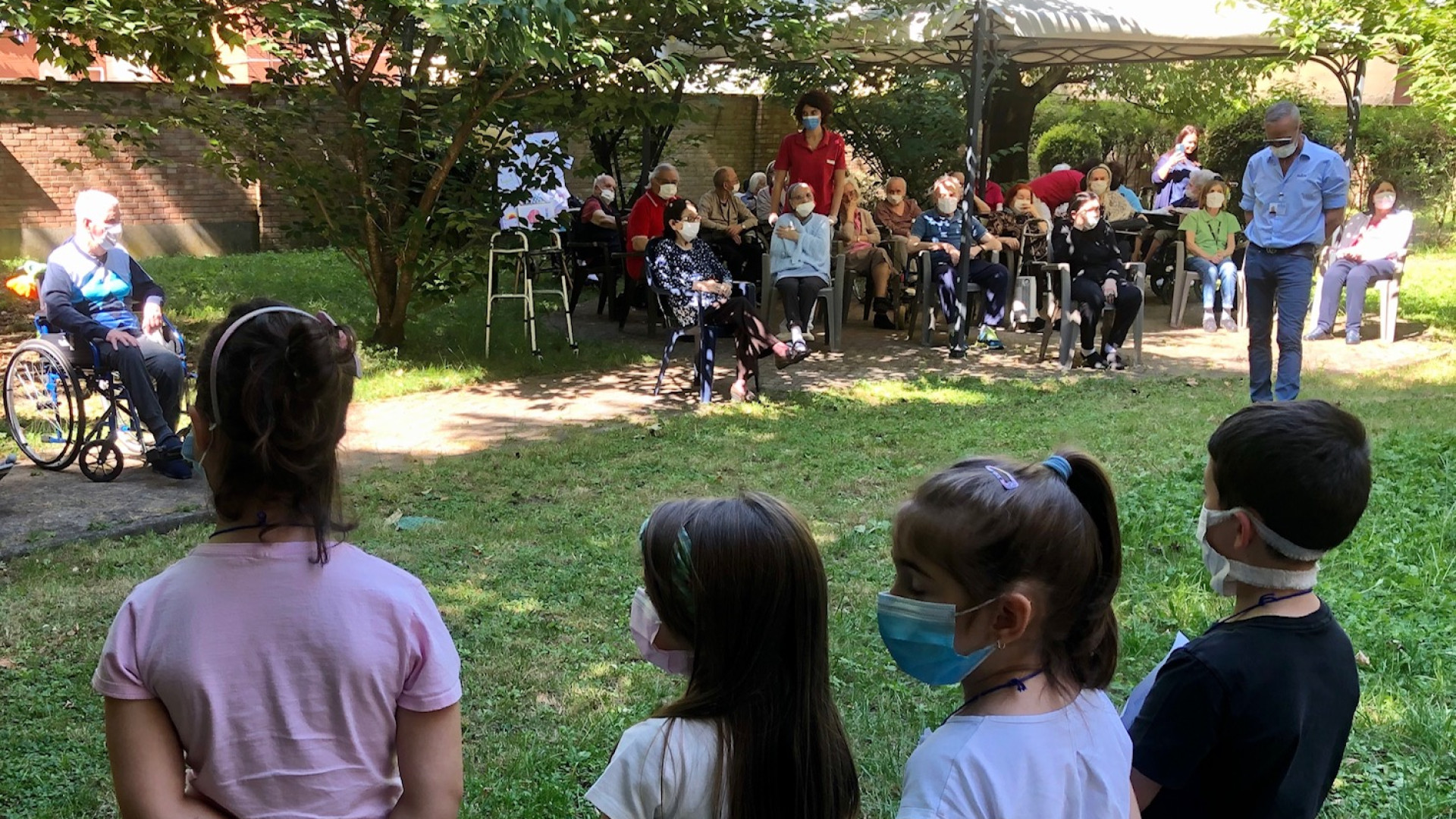 Casa di riposo San Giuseppe, i bambini visitano gli anziani: "Non vi lasciamo soli"